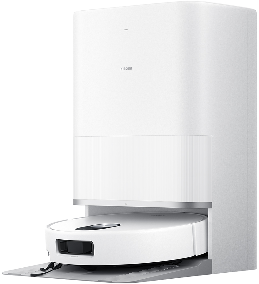 Un aspirateur robot blanc est dans sa station de charge. Une base de charge blanche haute porte le logo Xiaomi.