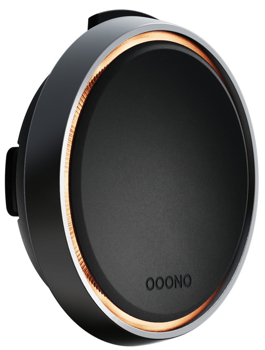 Ein schwarzes kreisförmiges Gerät mit silbernen und kupferfarbenen Akzenten. Das Wort 'OONO' steht unten. Das Gerät befindet sich auf weißem Hintergrund.