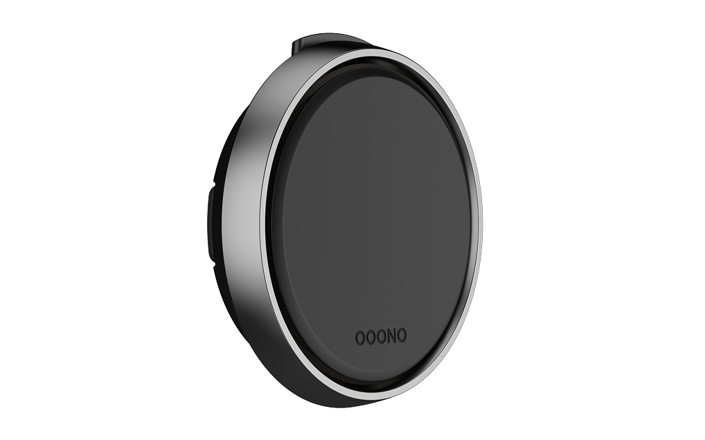Ein schwarzes und silbernes kreisförmiges Gerät. Es hat eine dunkle Mitte und einen silbernen Rand, mit dem Wort 'OOONO' unten.