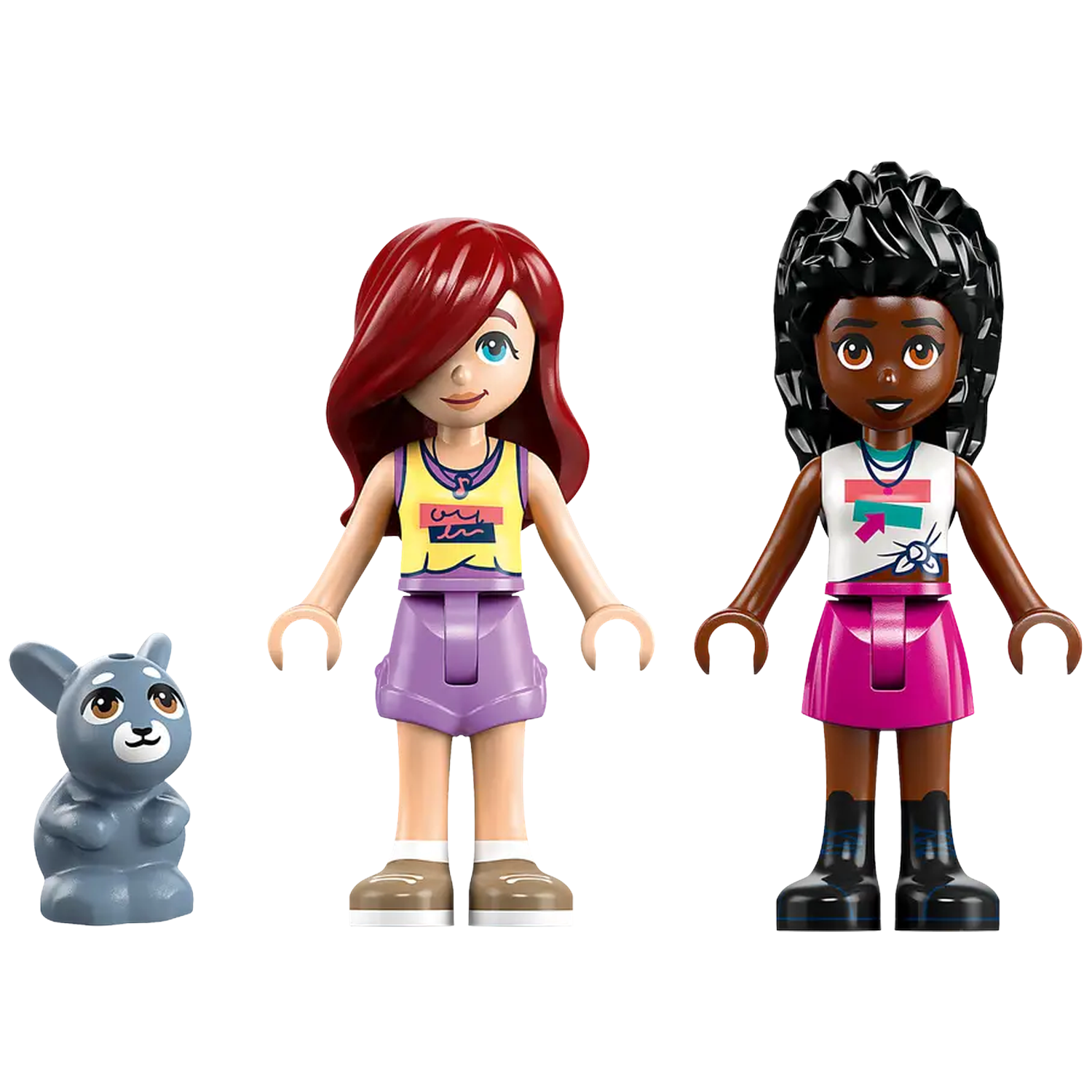 Afbeelding toont twee Lego Friends-figuren en een grijze konijn. Eén figuur heeft rood haar, de andere zwart. Beide dragen shorts.