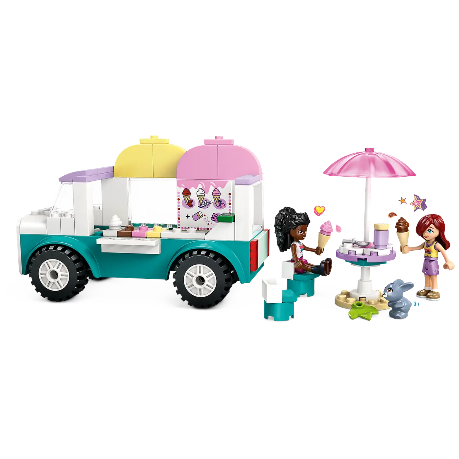 Lego-ijscowagen met figuren. Een vrouw houdt een ijsje vast. Een tafel met roze parasol en enkele figuren in de buurt.