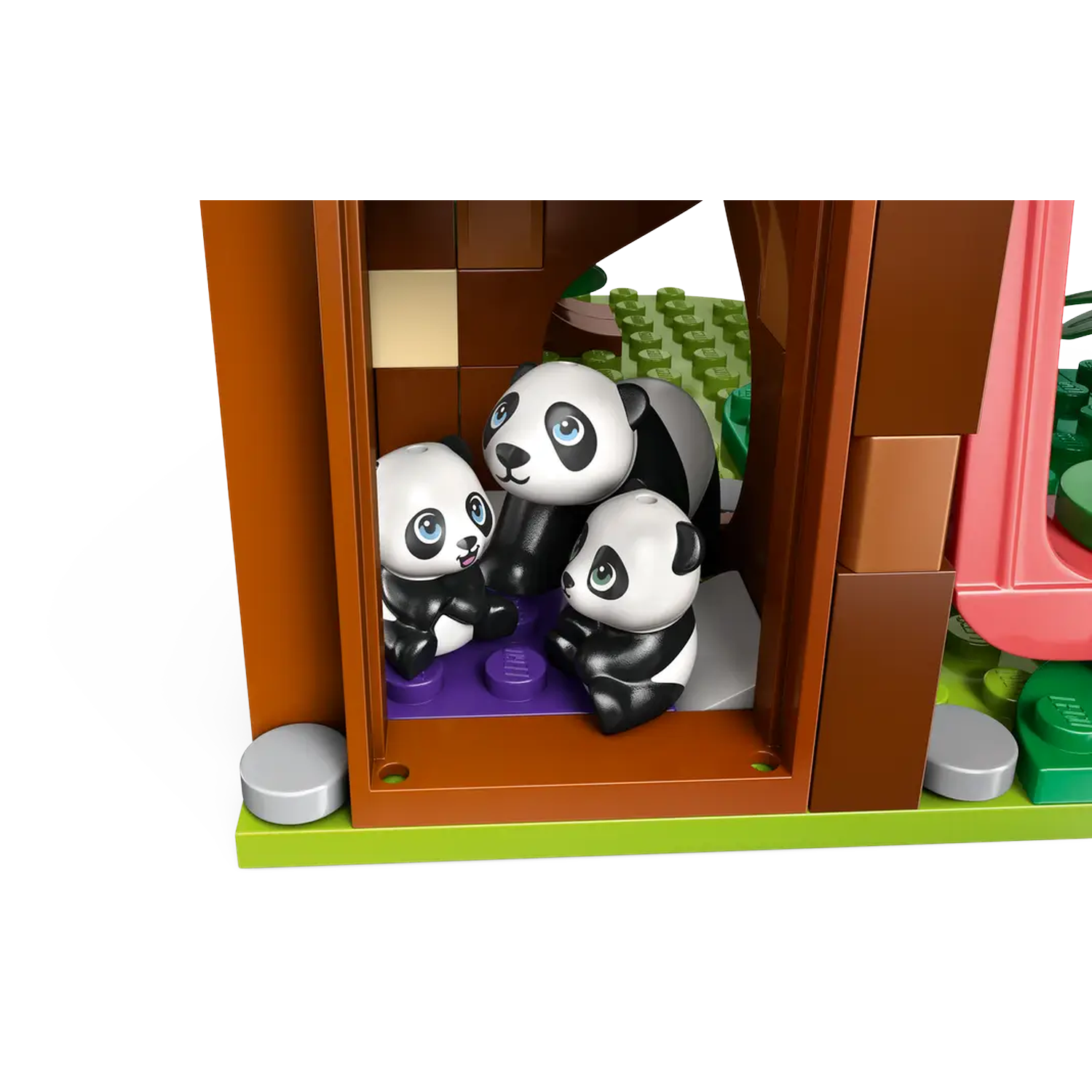 Drie pandafiguren in een houten constructie. De panda's zijn zwart en wit, staand op een paars oppervlak. Groene vegetatie is zichtbaar.