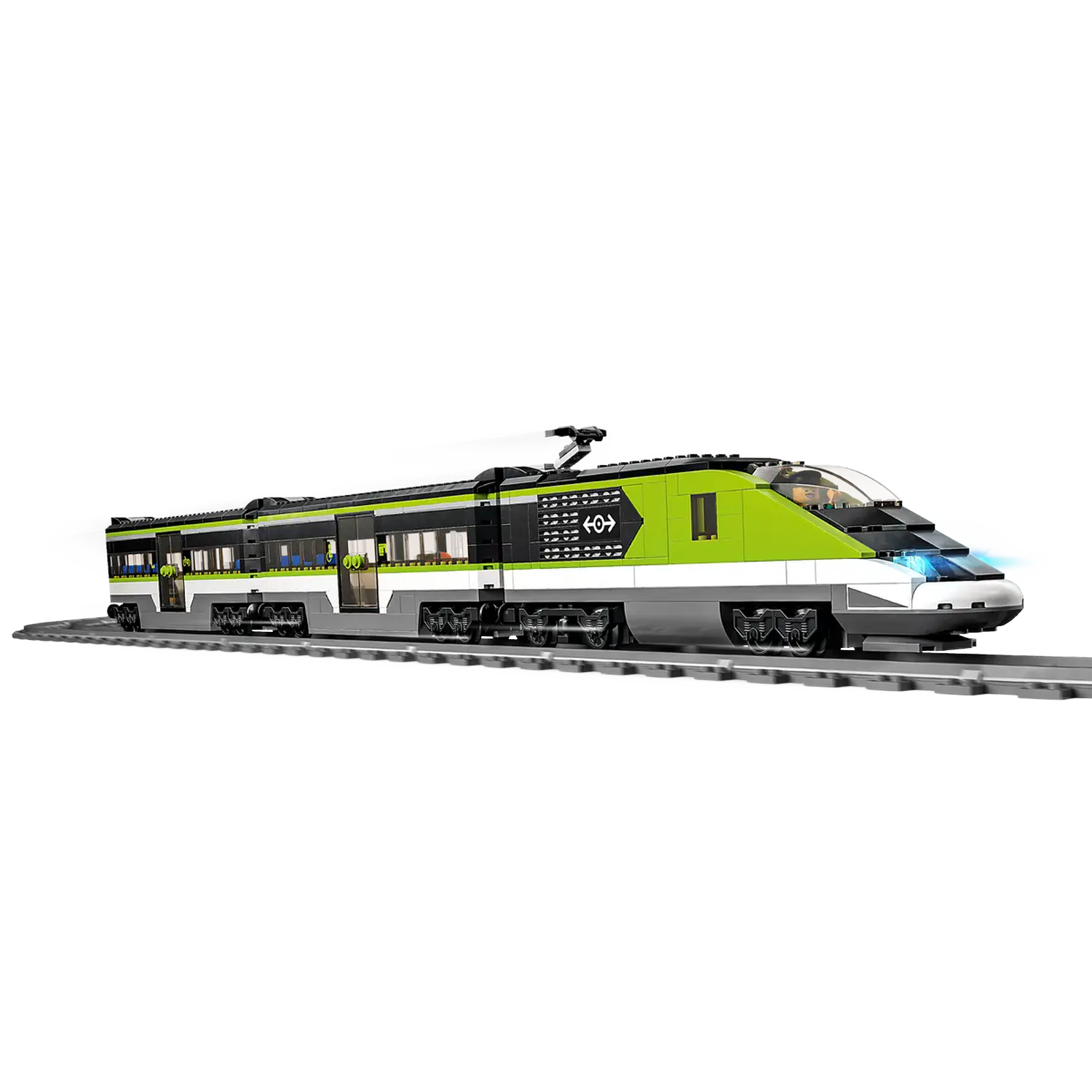 Een Lego-model van een groene, witte en zwarte trein op rails. De trein heeft meerdere wagons en staat tegen een witte achtergrond.