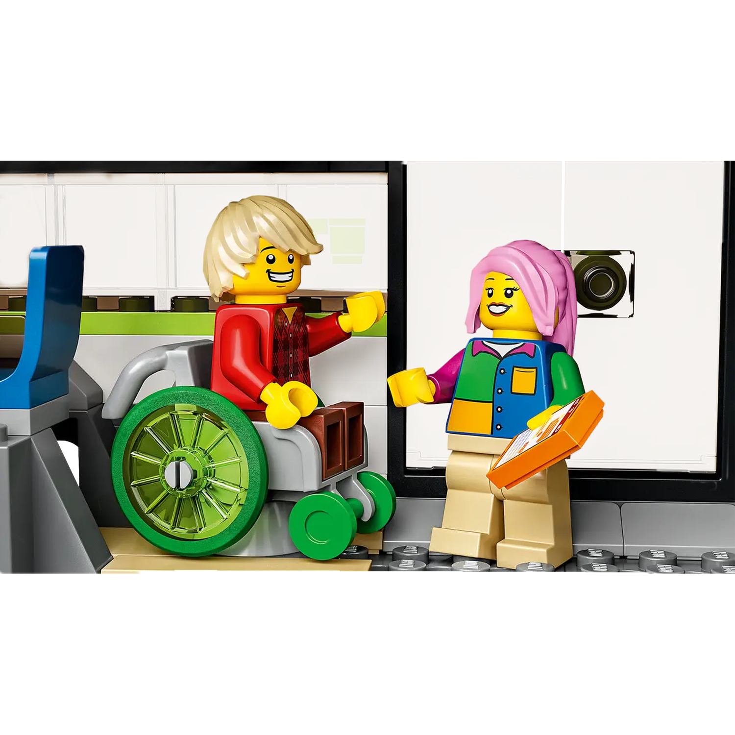 Lego-scène van twee figuren. Eén in een rolstoel. De ander houdt een klembord vast. De achtergrond heeft een deur en een raam.