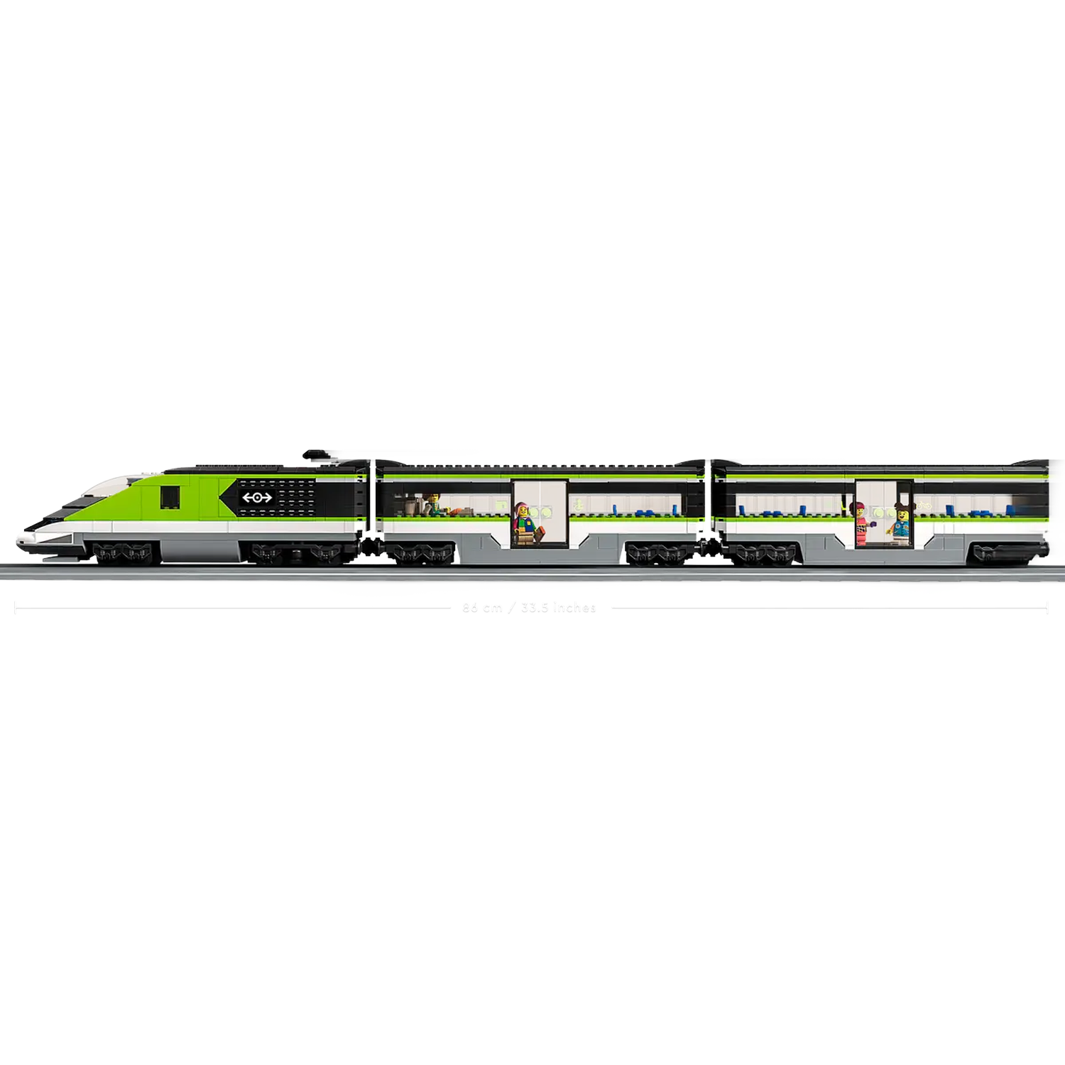 Een groene en zwarte speelgoedtrein. Het heeft verschillende wagons met open deuren, waar speelgoedpassagiers te zien zijn. De trein staat op grijze rails.