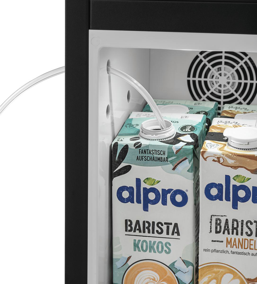 In einem Kühlschrank befinden sich zwei Kartons Alpro Barista Milch. Einer hat Kokosgeschmack. Die Kartons sind offen, mit einem Schlauch.