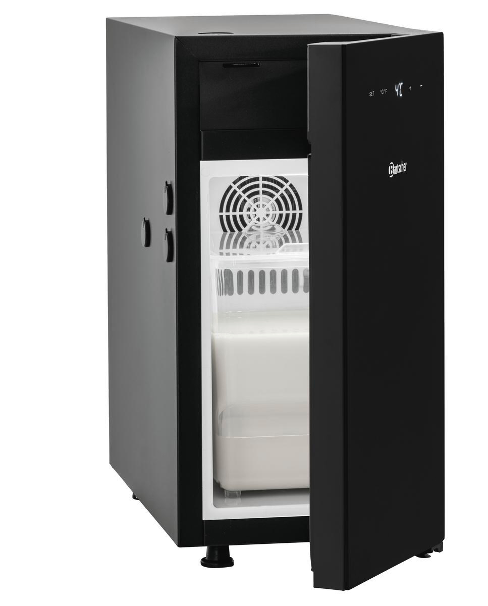 Ein schwarzer Kühlschrank mit geöffneter Tür. Im Inneren sind ein Ventilator und ein weißer Behälter zu sehen. Die Tür zeigt die Temperatureinstellungen.