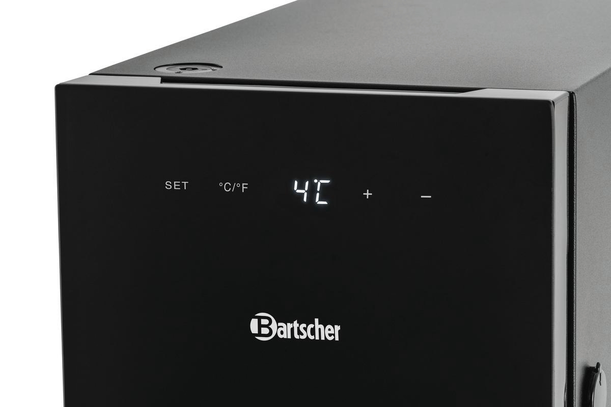 Ein schwarzes Gerät mit Digitalanzeige, die 40°C anzeigt. Es hat Knöpfe und das 'Bartscher'-Logo. Das Gerät steht auf grauem Untergrund.
