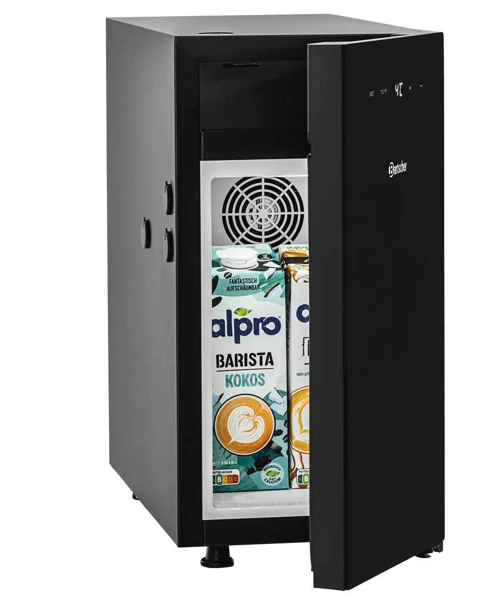 Ein schwarzer Mini-Kühlschrank mit offener Tür. Innen ist ein Karton Alpro Barista Kokos zu sehen. Der Kühlschrank hat eine Temperaturanzeige.