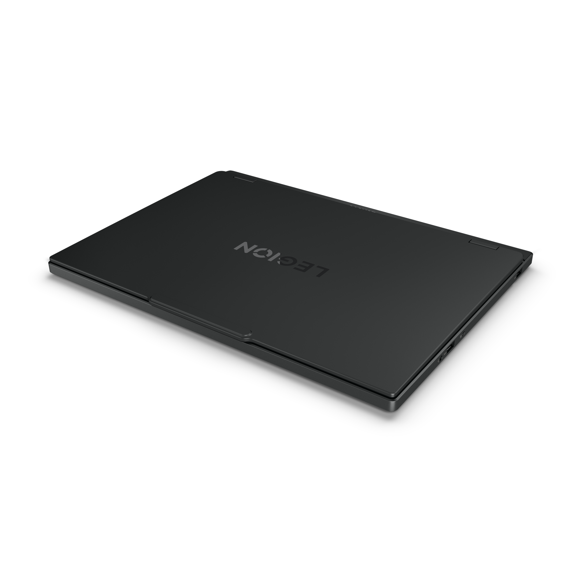 Ein geschlossener, schwarzer Legion-Laptop auf schwarzem Hintergrund. Das Legion-Logo ist sichtbar.