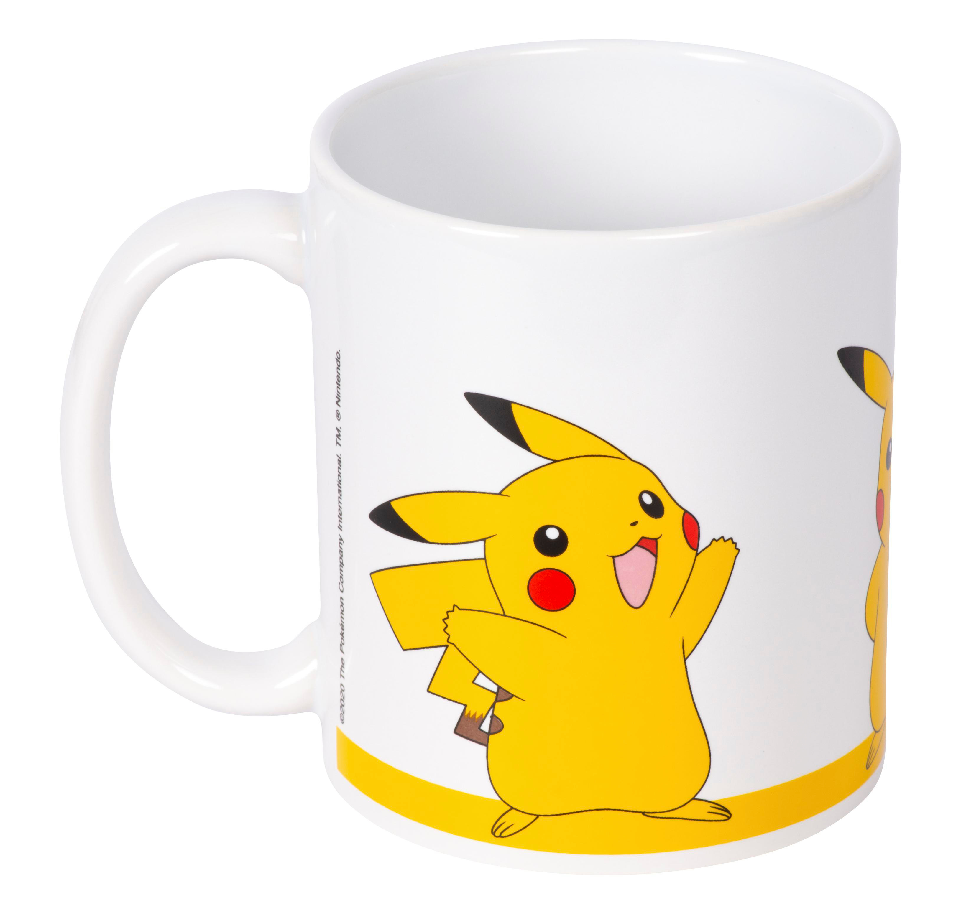 Eine weiße Tasse mit Pikachu-Kunst. Pikachu ist gelb mit roten Wangen und einem fröhlichen Gesichtsausdruck.