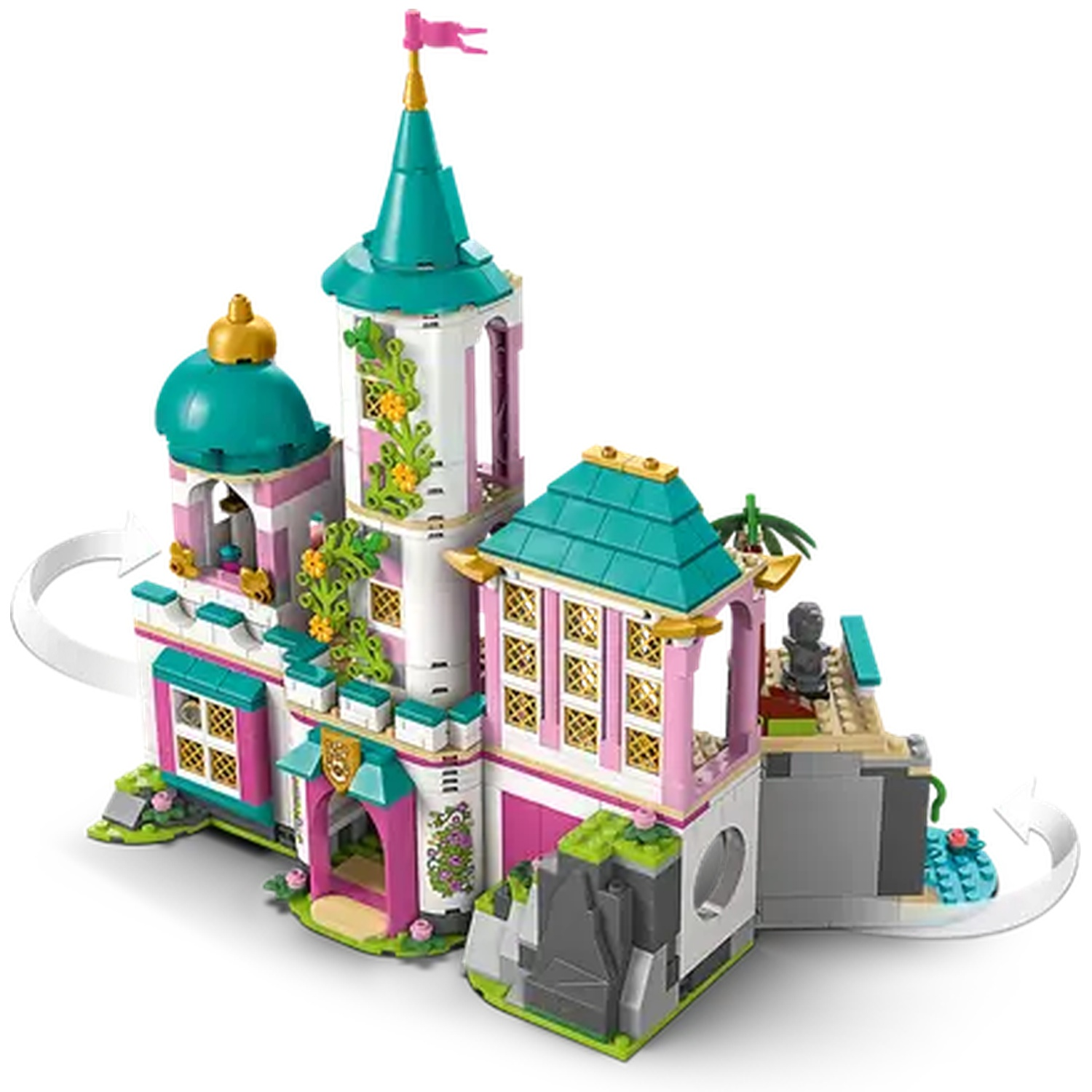 Een Lego kasteel met turquoise daken, roze muren en witte torens. Het heeft een vlag, gouden accenten en een klein beeldje.