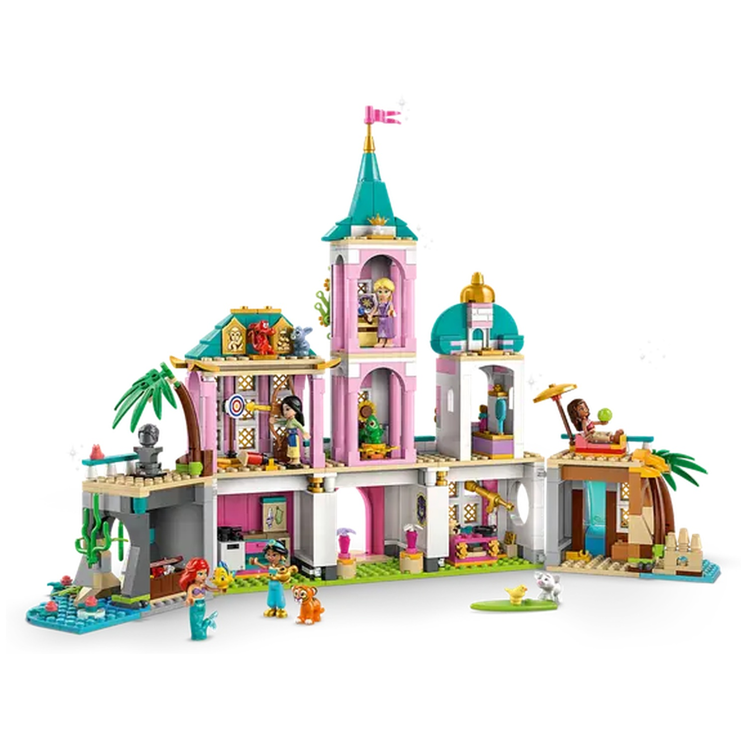 Lego kasteel met toren, roze en witte muren, figuren van prinsessen, een zeemeermin en dieren. Palmbomen en een zwembad zijn aanwezig.