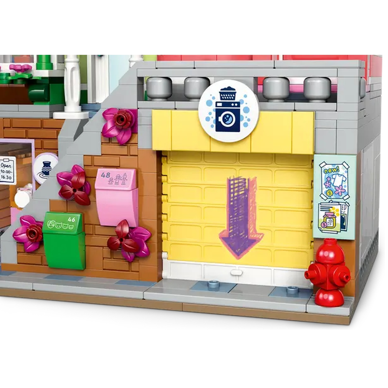 Een Lego-model van een gebouw. Het heeft een gele garagedeur met een paarse pijl. Er zijn bloemen, borden en een brandkraan.