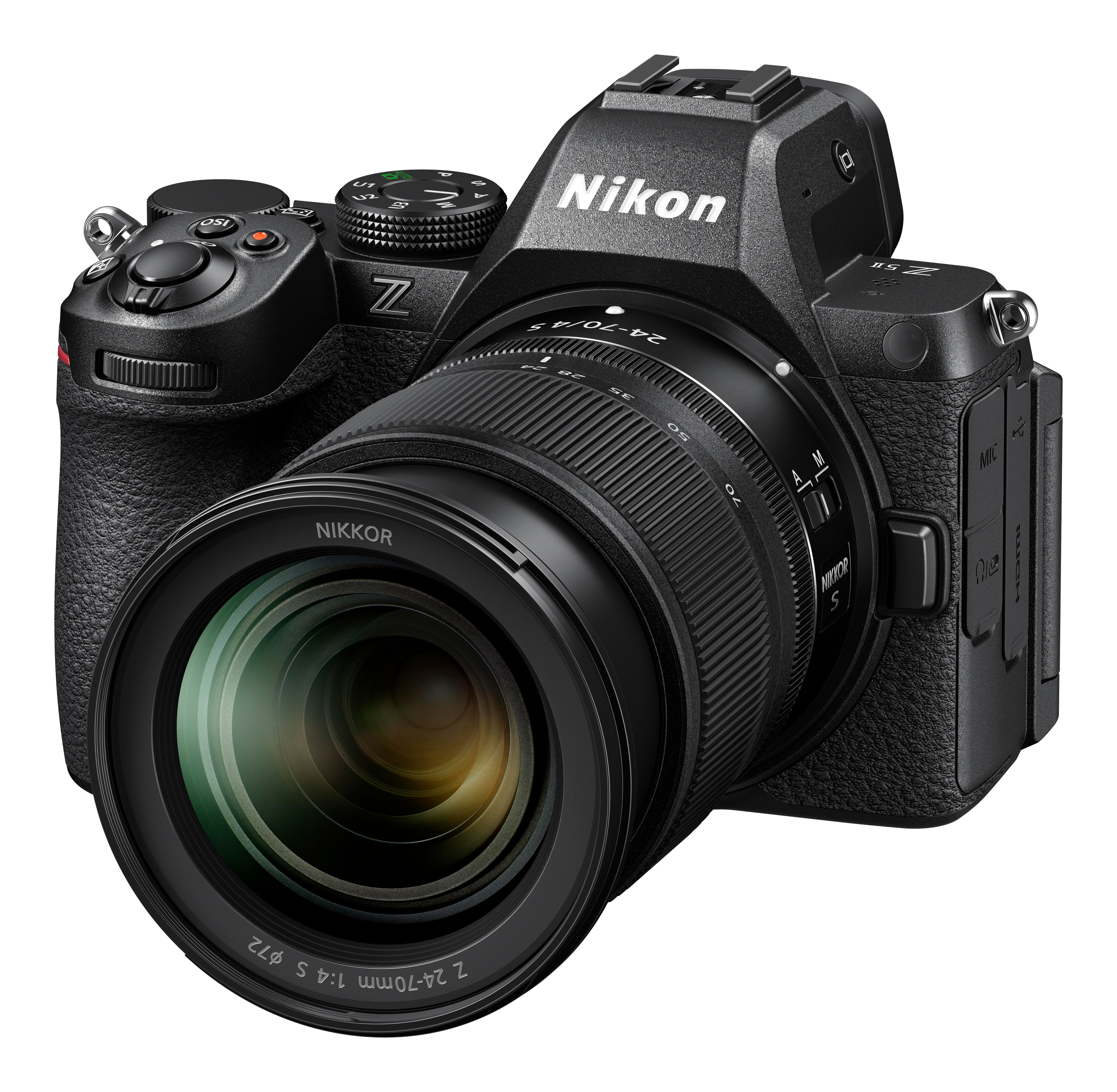Eine schwarze Nikon Z-Serie Kamera mit Objektiv. Das Objektiv hat Markierungen, der Körper Tasten und Räder.