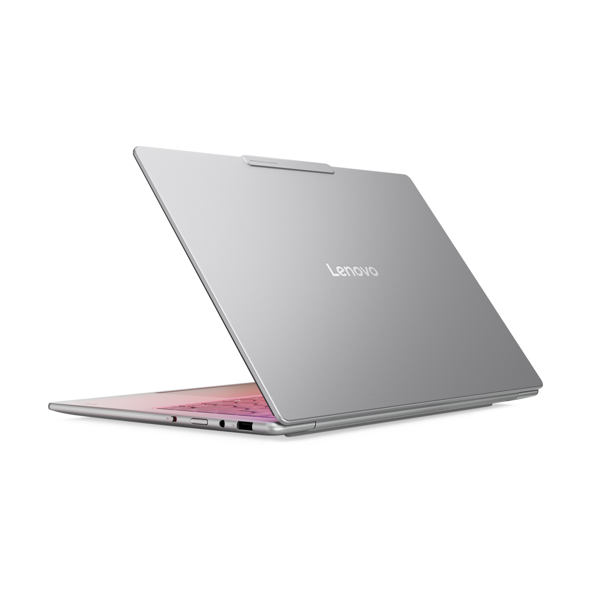 Ein silberner Lenovo-Laptop ist auf schwarzem Hintergrund geöffnet. Der Bildschirm ist geöffnet und zeigt die Tastatur mit rosa Glimmen.