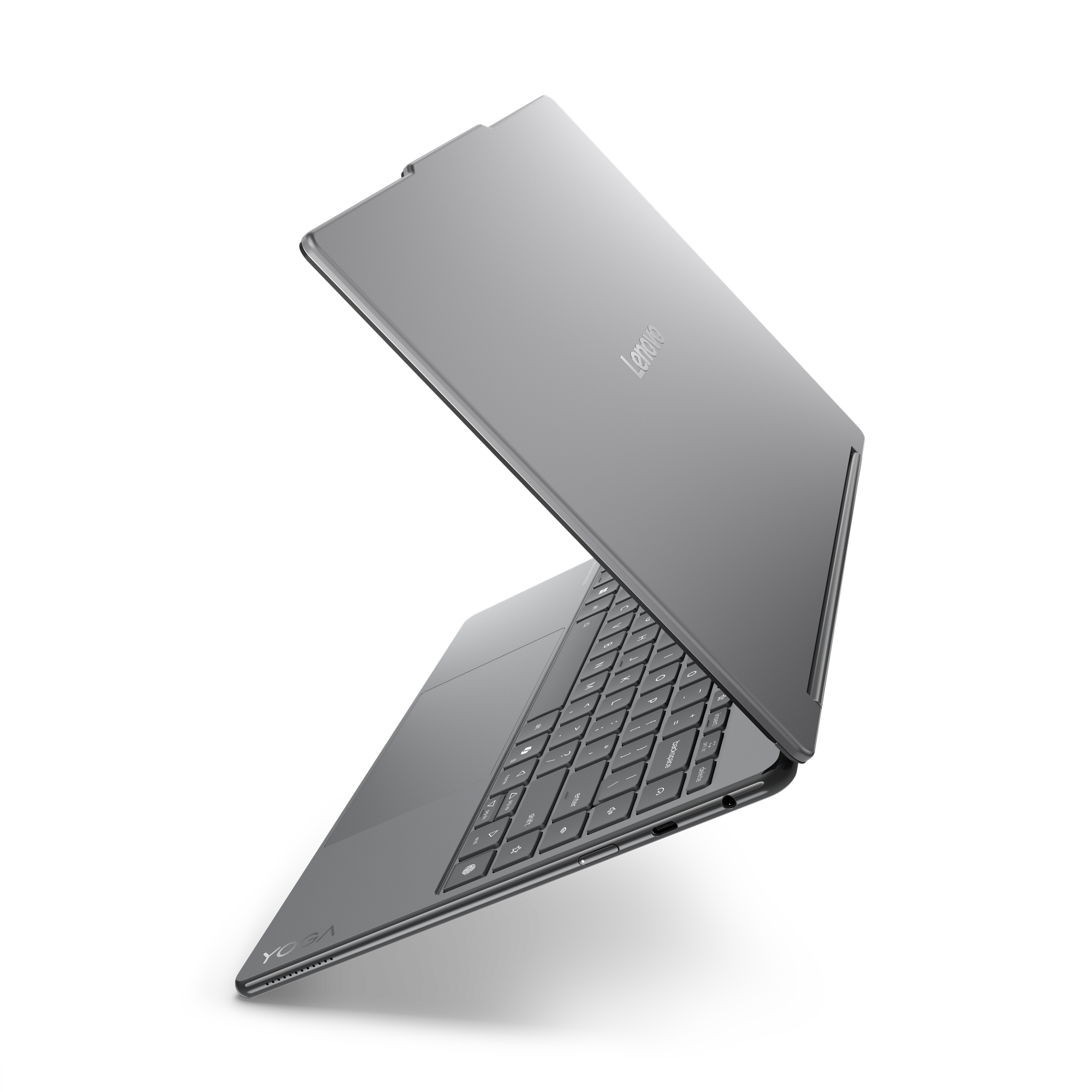 Ein silbernes Lenovo Yoga Laptop, geöffnet. Tastatur sichtbar, der Bildschirm ist nach hinten geneigt. Schwarzer Hintergrund, Lenovo-Logo sichtbar.