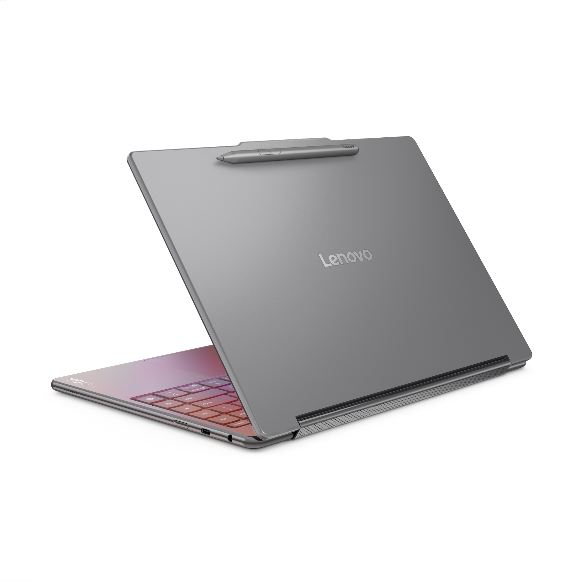 Grauer Lenovo-Laptop ist auf schwarzem Untergrund geöffnet. Ein Stift liegt oben. Die Tastatur leuchtet rosa.