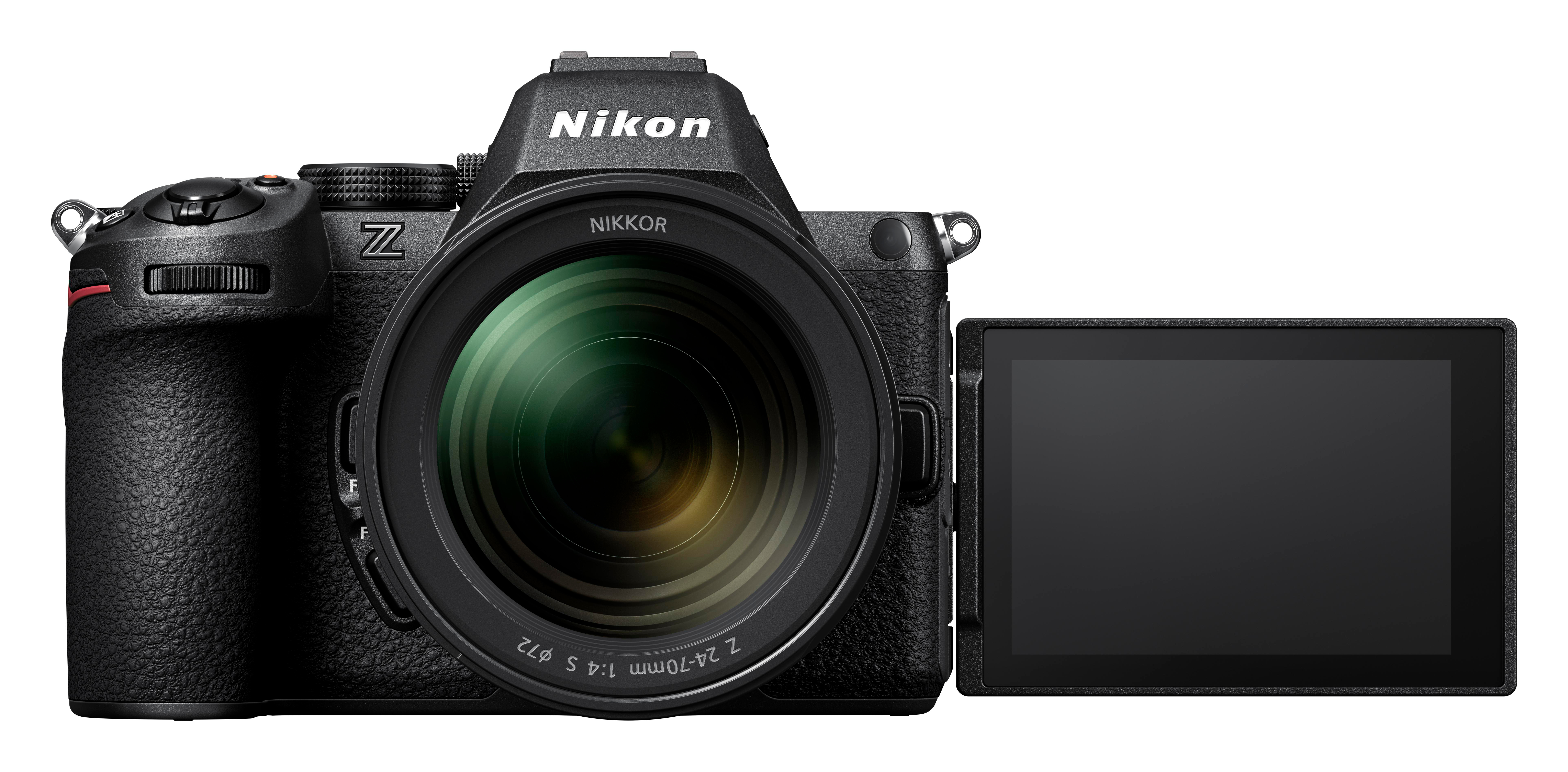 Eine schwarze Nikon Z-Serie Kamera mit Objektiv und einem ausklappbaren Bildschirm. Das Objektiv ist Nikkor Z 24-70mm f/4 S.