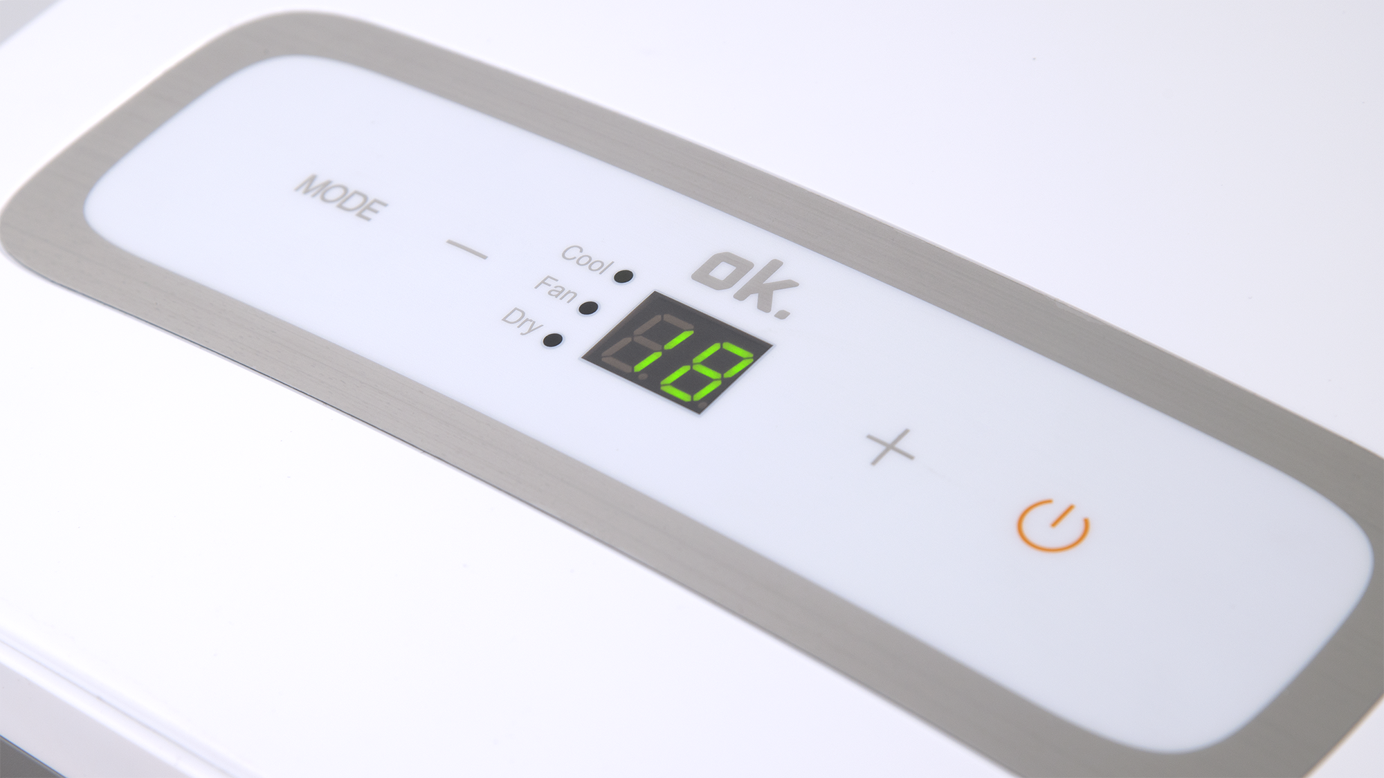 Zbliżenie panelu sterowania klimatyzatora. Wyświetlacz pokazuje '88'. Widoczne przyciski trybu, plus, minus i zasilania.