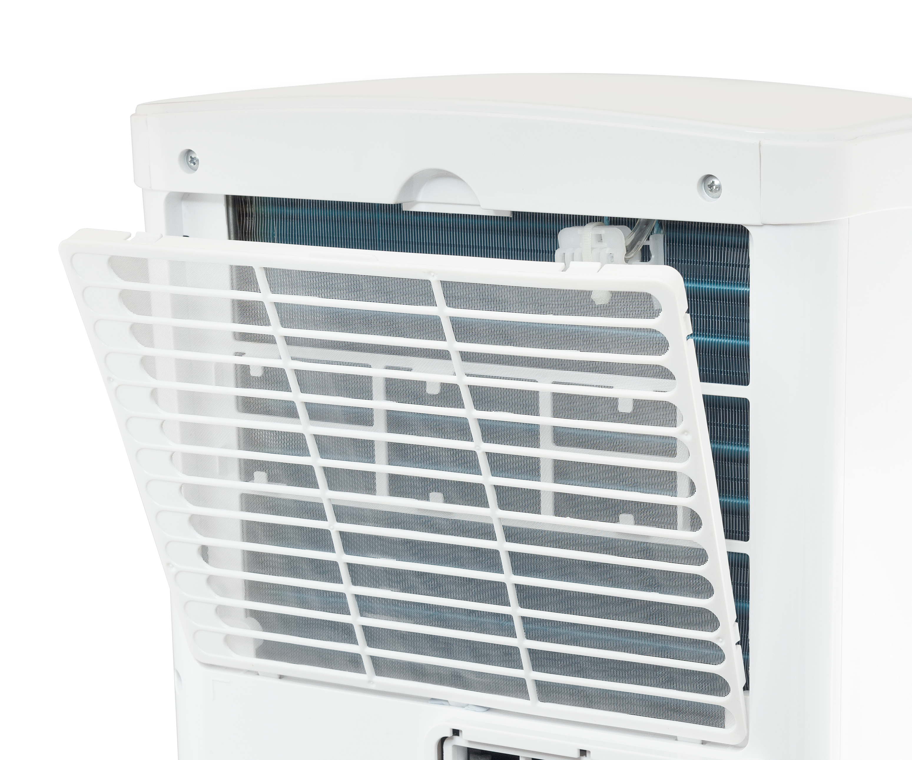 Biały klimatyzator z otwartym filtrem. Niebieskie żeberka chłodzące widoczne za filtrem. Białe tło.