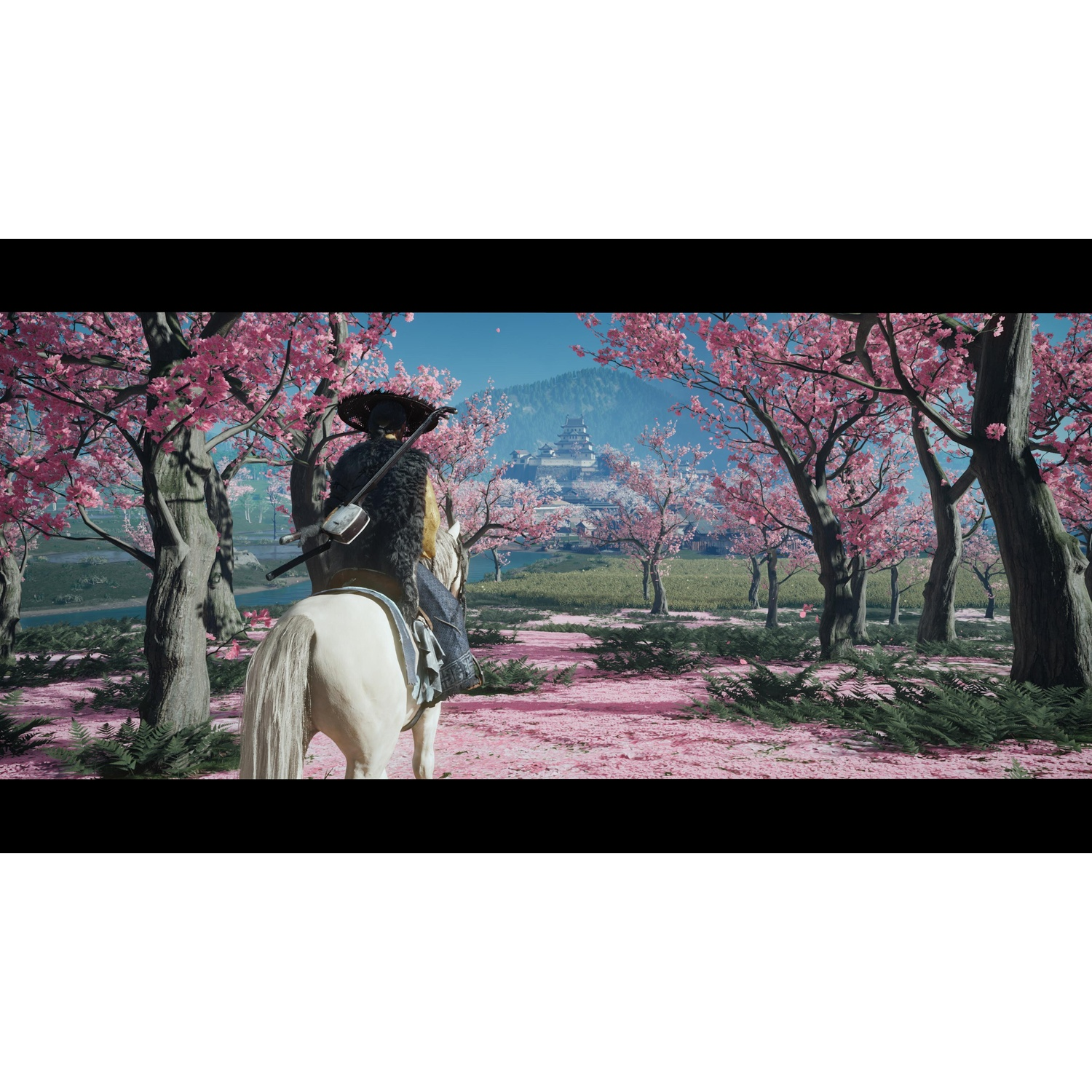 Un samurai su un cavallo bianco cavalca attraverso una foresta di fiori di ciliegio. Un castello è visibile in lontananza sotto un cielo blu.
