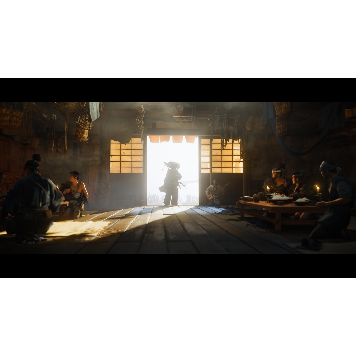 All'interno di una stanza di legno, un samurai è in piedi alla porta. Persone sedute attorno a tavoli, alcuni mangiano, altri guardano.