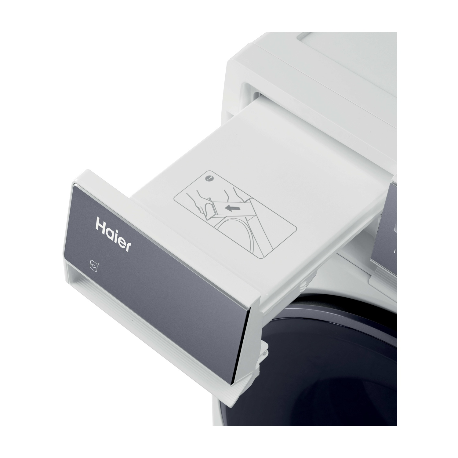 Primo piano di una lavatrice Haier. Il cassetto del detersivo è estratto, mostrando un diagramma e il logo Haier.