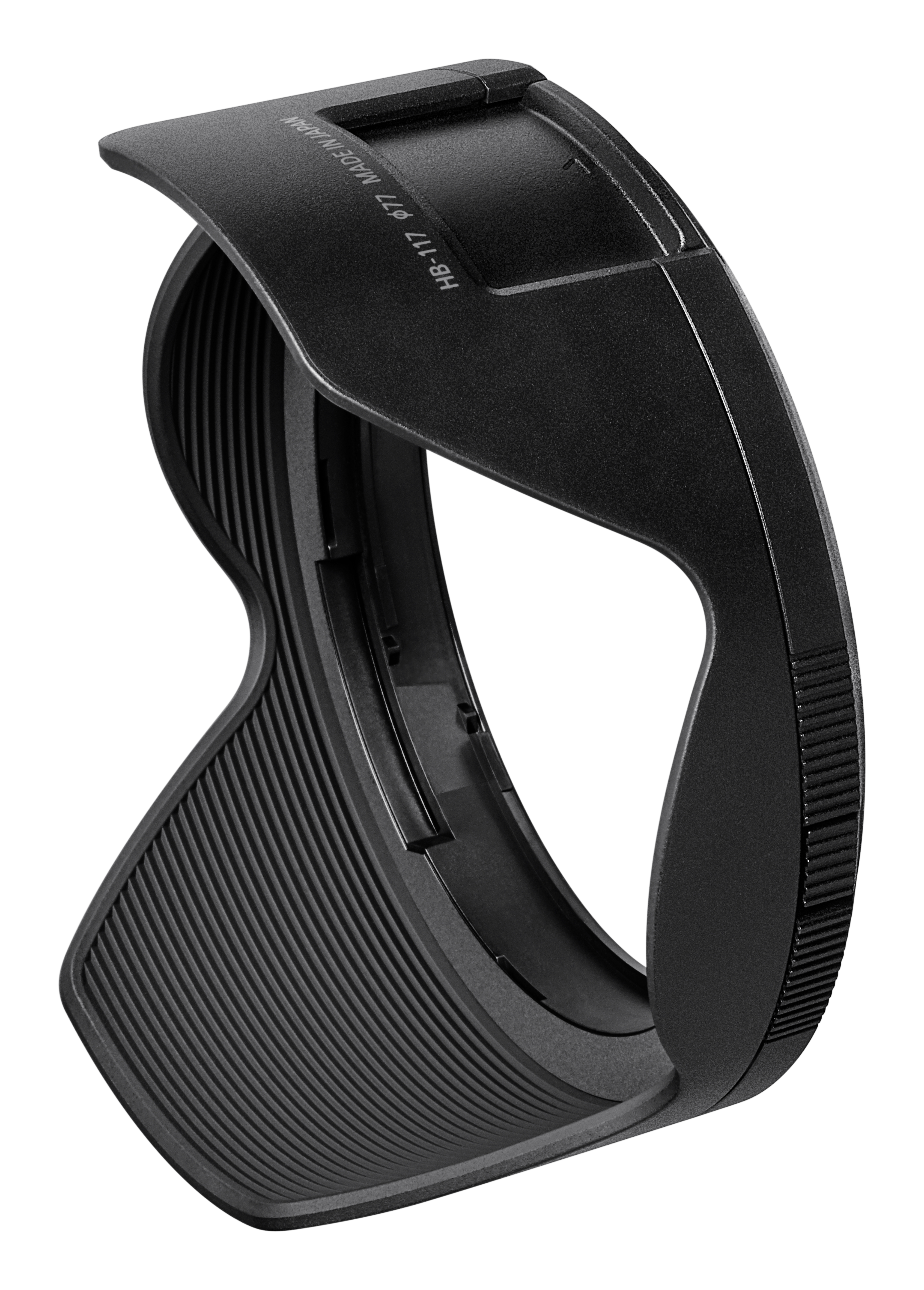 Eine schwarze Objektivsonnenblende, gebogen mit gerillter Innenseite, Text: HB-117 ø77 MADE IN JAPAN.