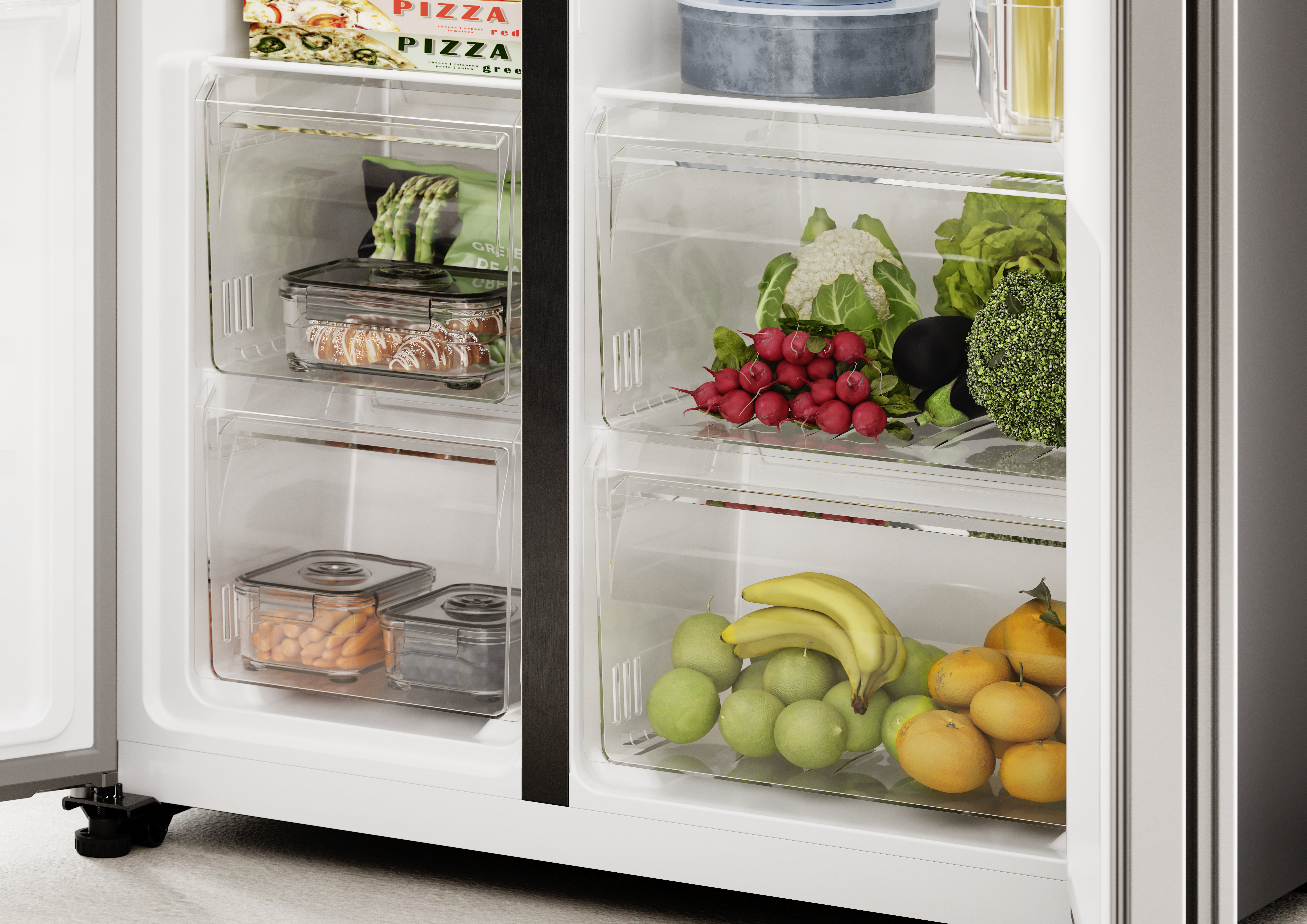 Otwarta lodówka wypełniona jedzeniem: pizza, szparagi, marchew, rzodkiewki, brokuły, banany, jabłka, pomarańcze. Przezroczyste pojemniki.