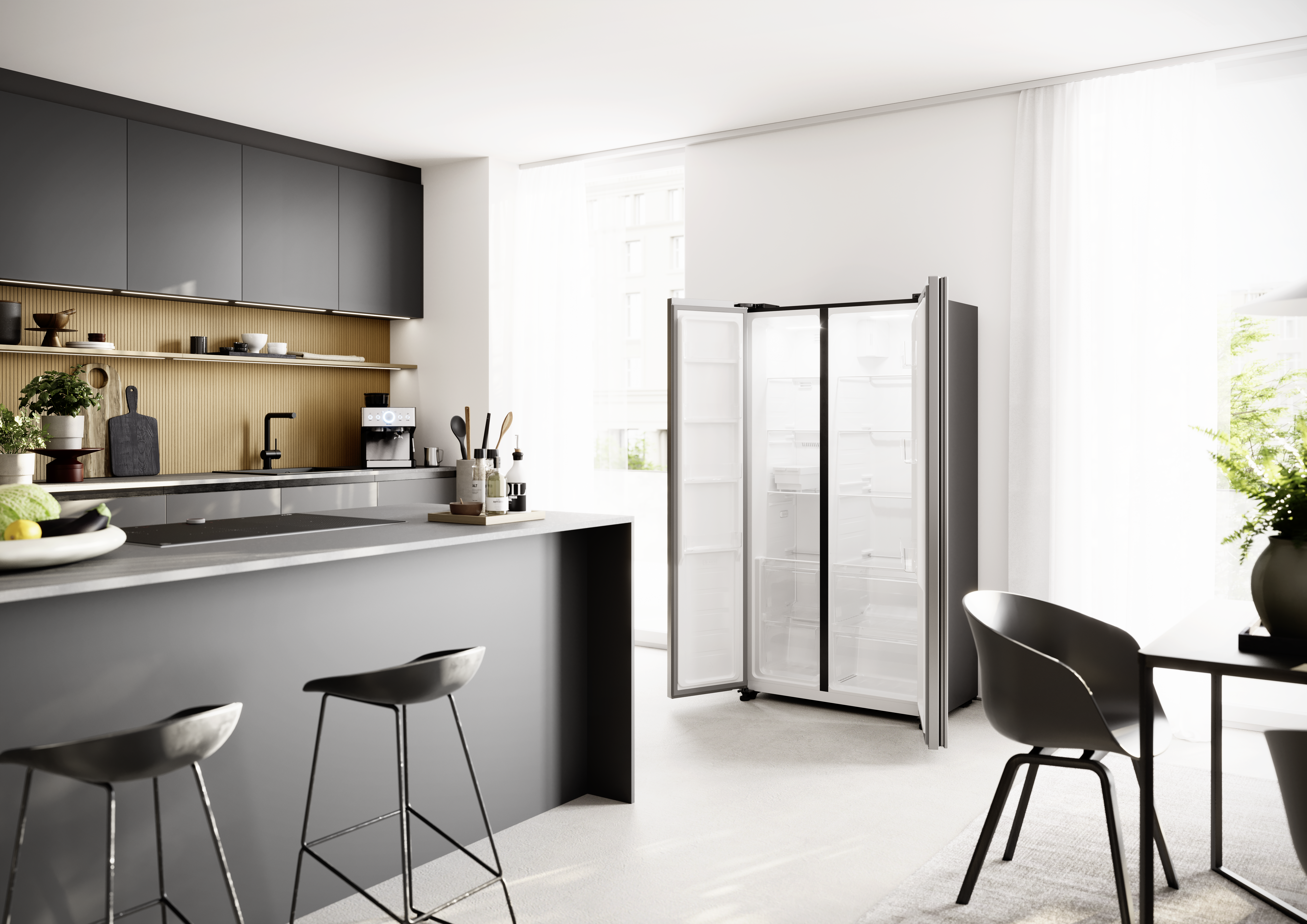 Nowoczesna kuchnia z szarymi szafkami, wyspą i otwartą lodówką. Dwa stołki z przodu. Stół i krzesło po prawej.