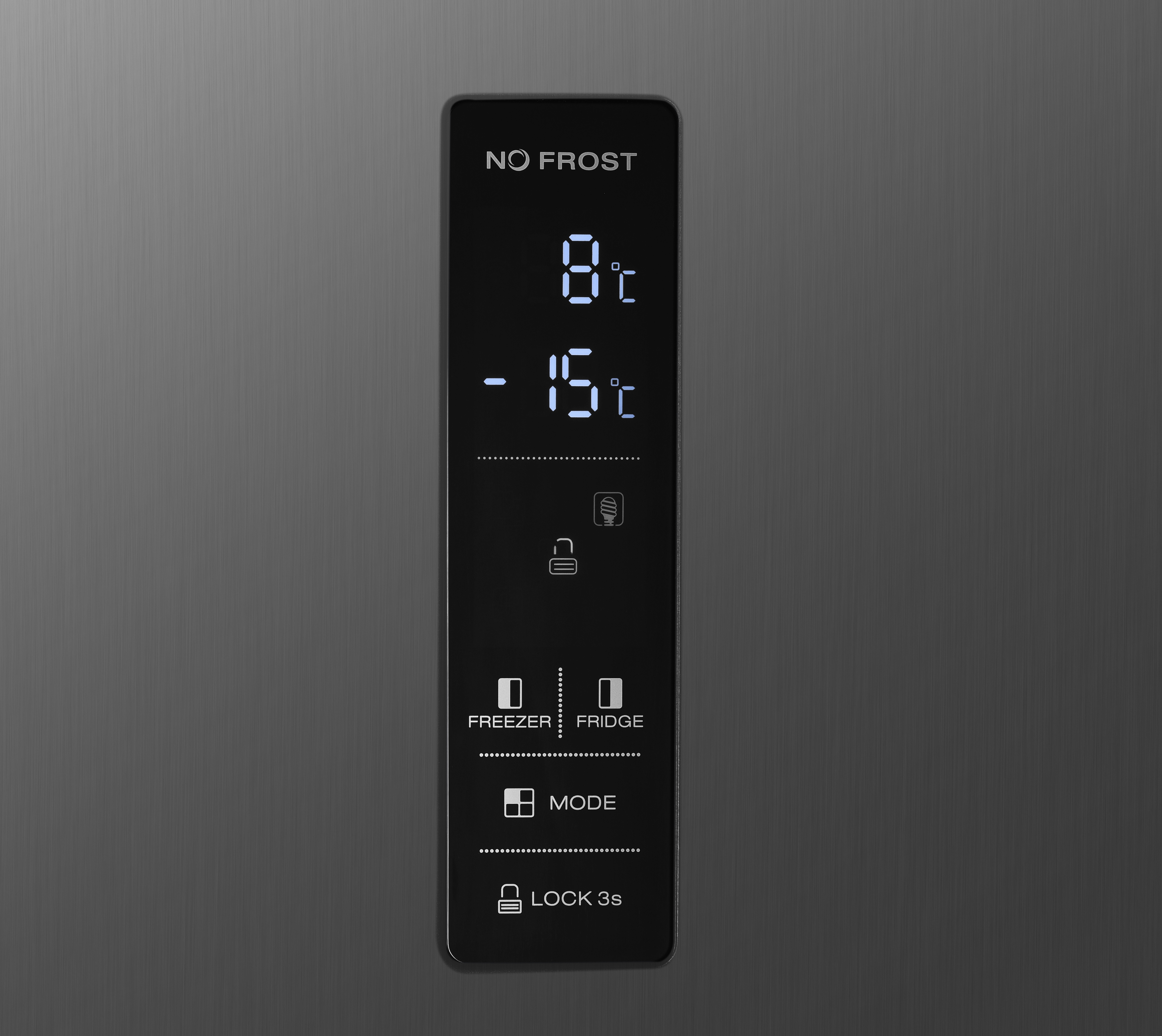 Zbliżenie panelu sterowania lodówki z cyfrowym wyświetlaczem temperatury i ustawień. Szare tło.