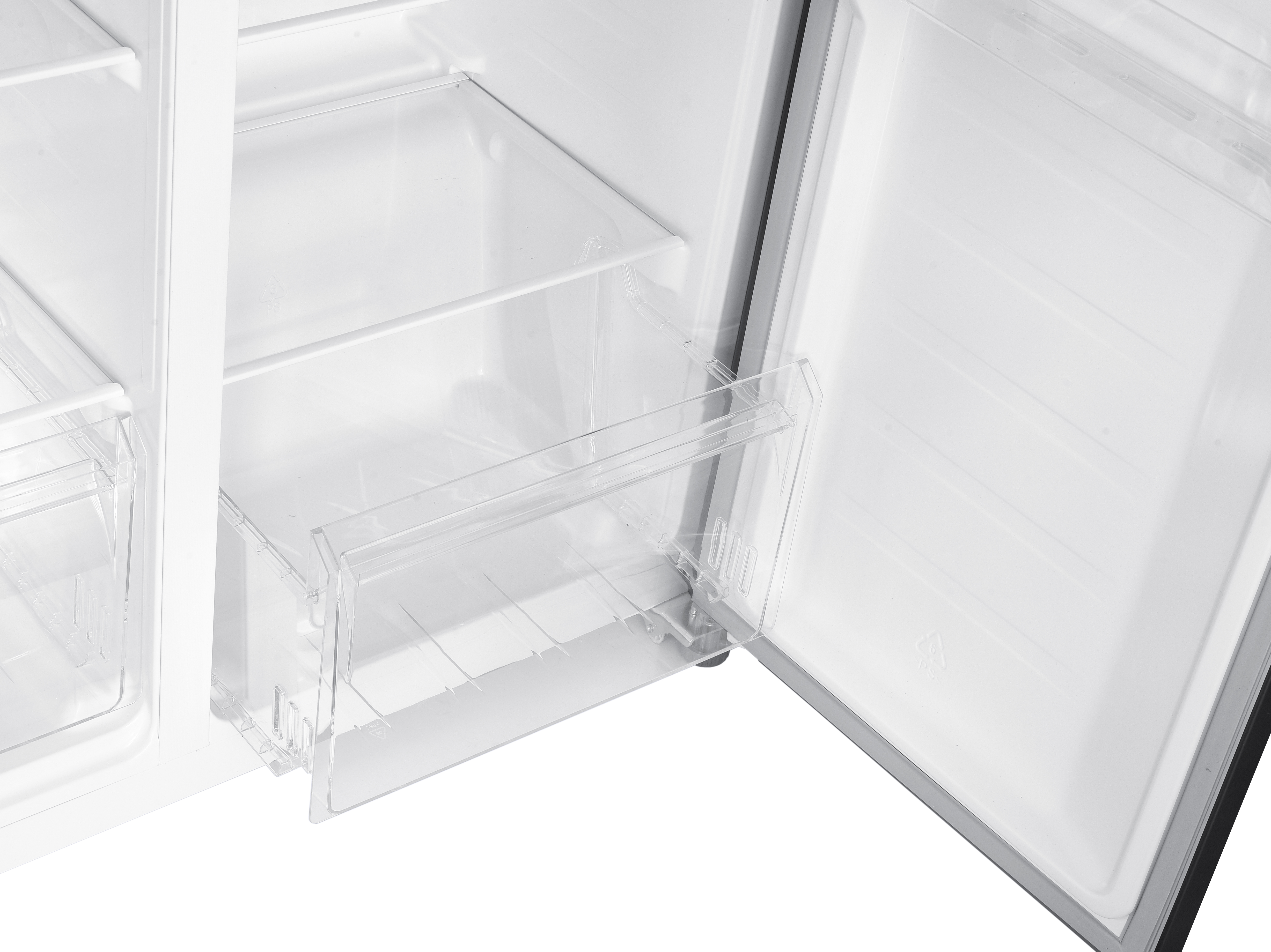 Otwarta lodówka, pokazująca przezroczyste plastikowe szuflady i białe wnętrze. Drzwi są otwarte.