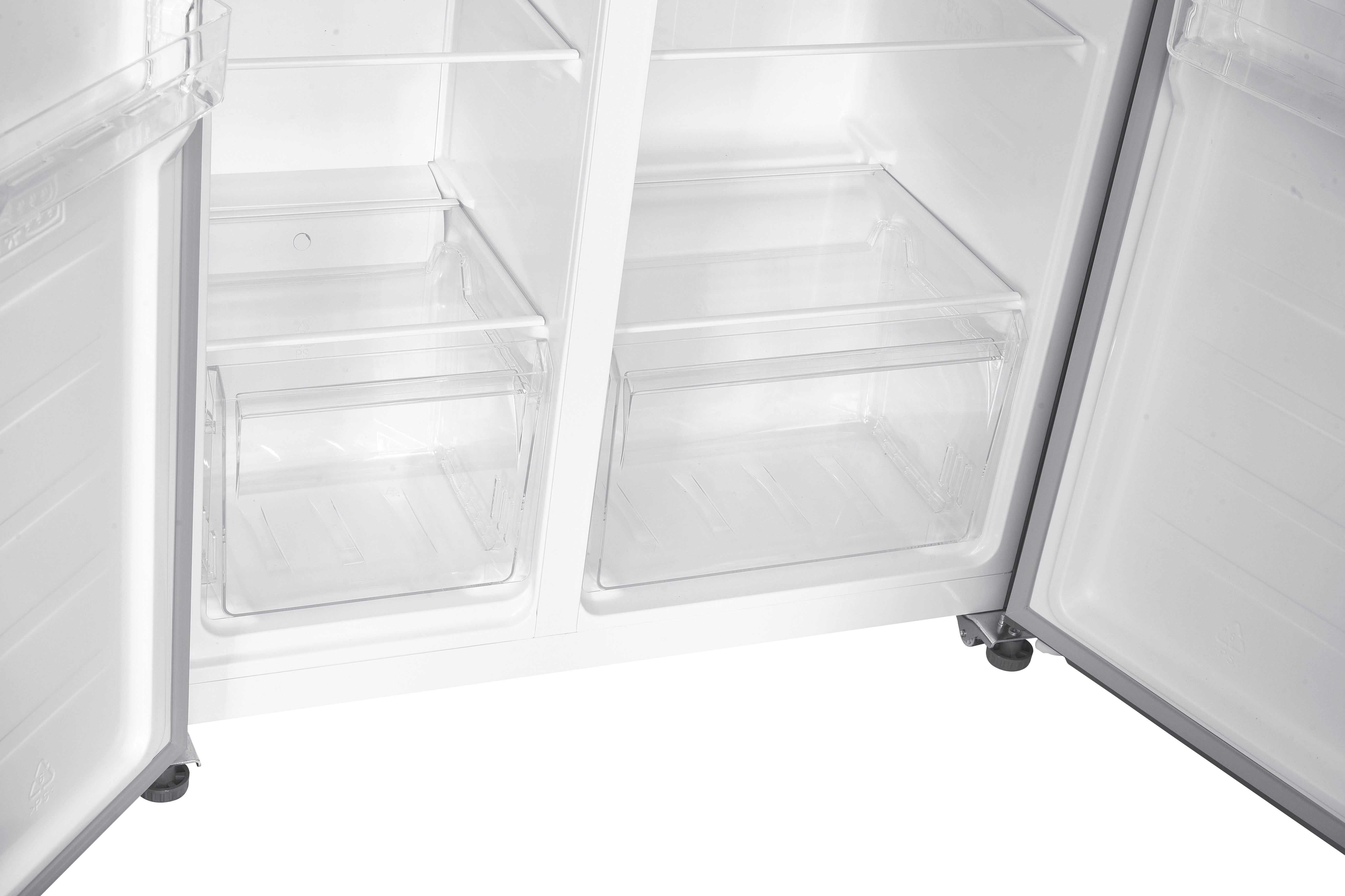 Otwarty wnętrze lodówki. Przezroczyste plastikowe szuflady i półki w białej lodówce, otwarte drzwi.