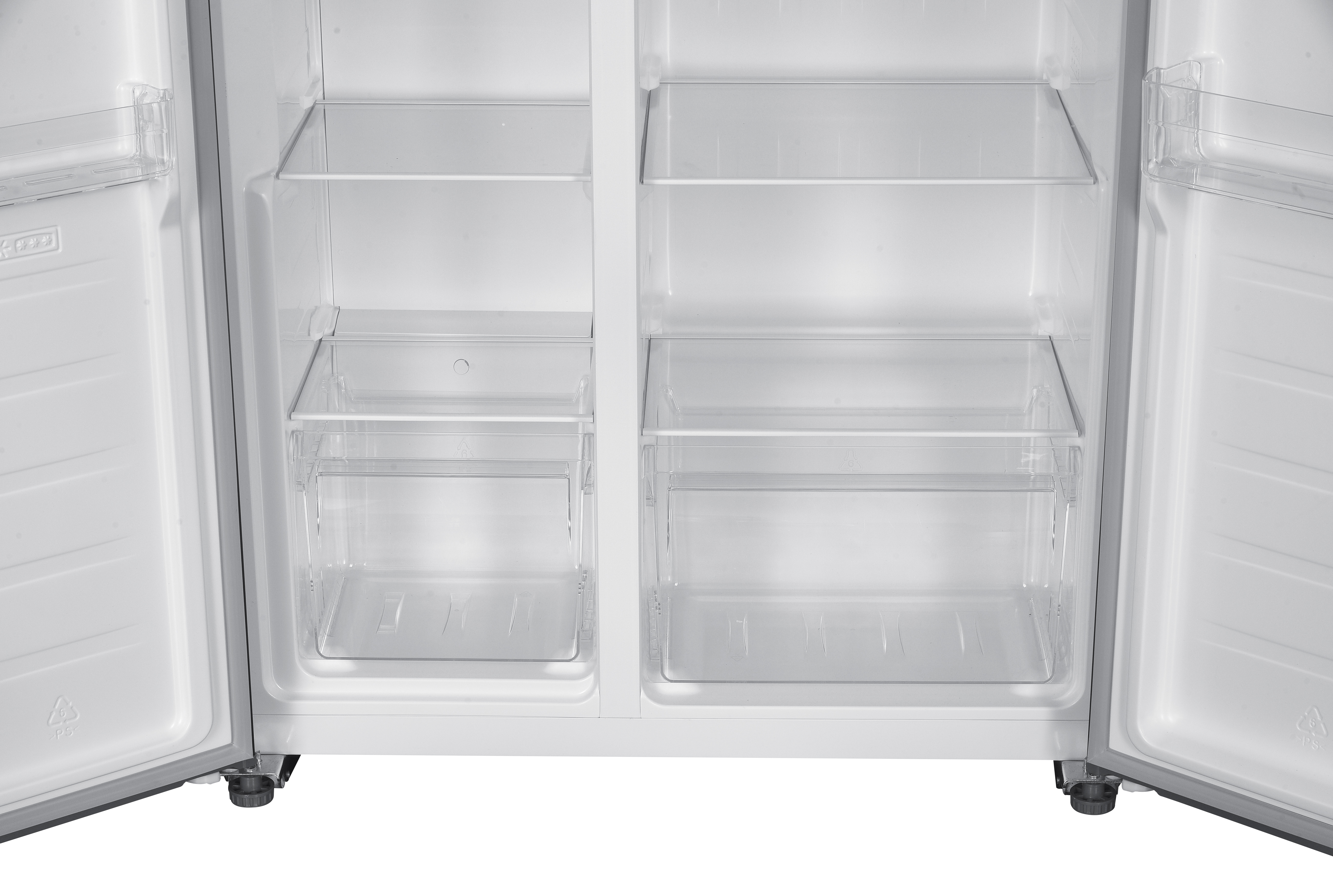 Otwarta biała lodówka z pustymi półkami i przezroczystymi plastikowymi szufladami. Wnętrze jasne i czyste.