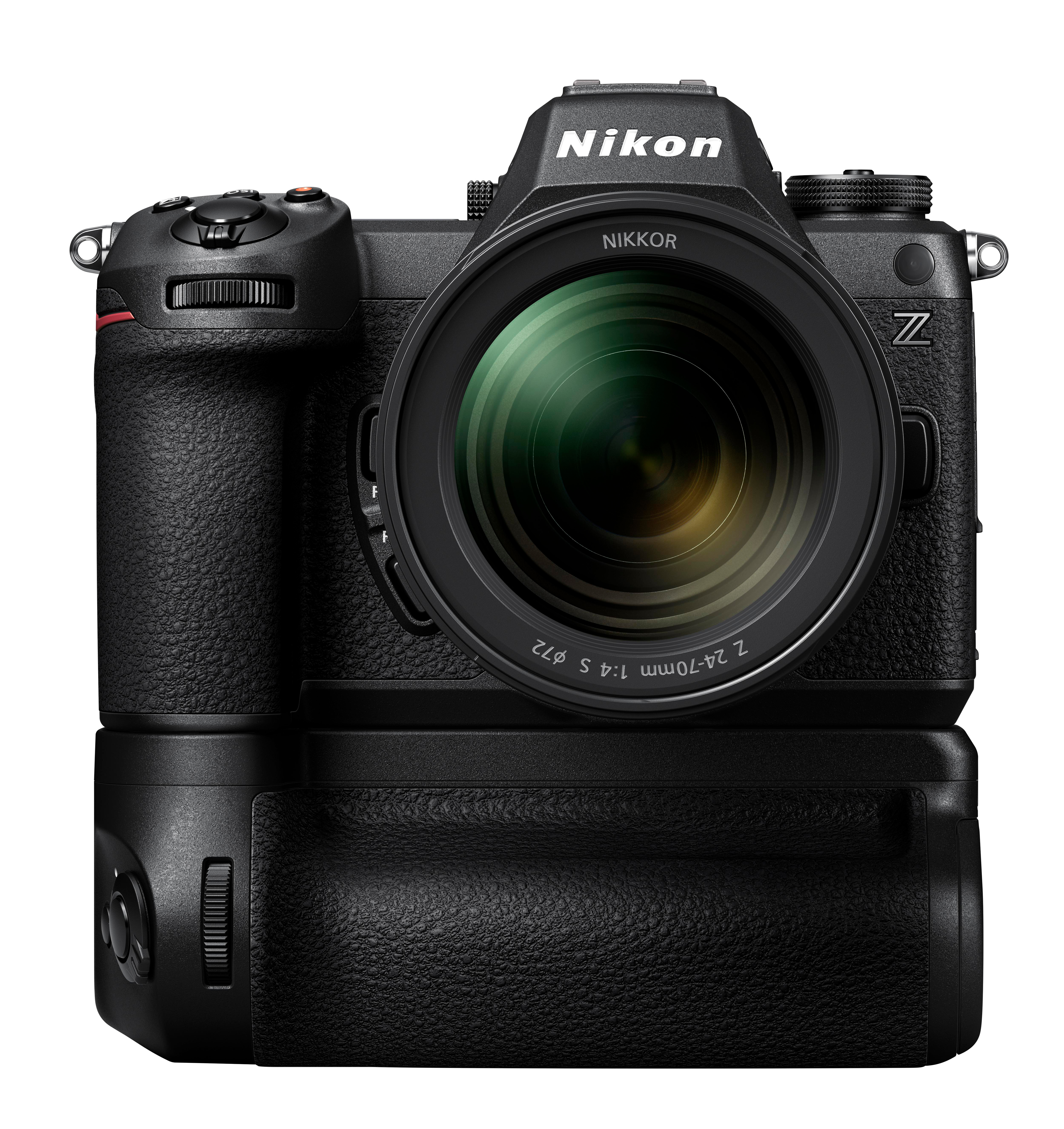 Eine schwarze Nikon-Kamera mit Objektiv. Sie hat einen Griff und einen Batteriegriff. Der Hintergrund ist weiß.