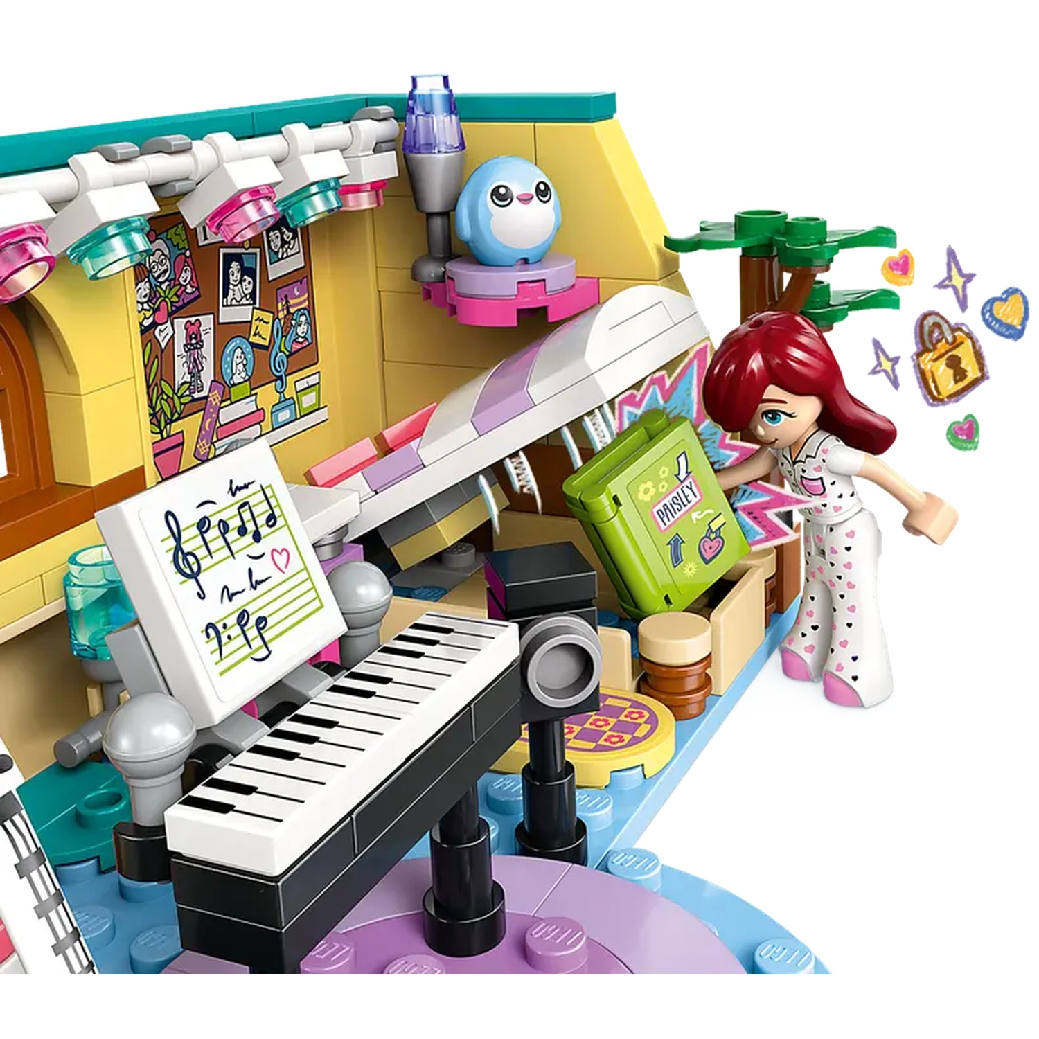 Scène Lego avec une figurine tenant un livre vert. Un piano, des notes de musique et un oiseau bleu sont également visibles.