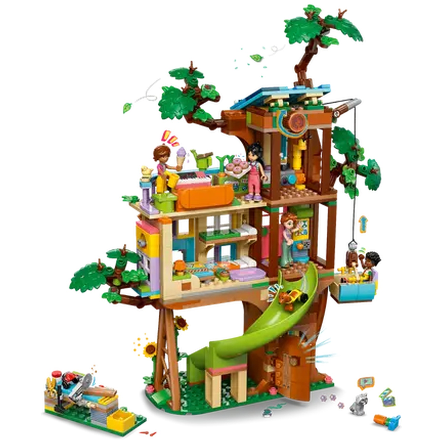 Un jeu de maison dans l'arbre coloré avec plusieurs niveaux, des figurines et des accessoires. Comprend un toboggan, une balançoire et divers éléments de jeu.