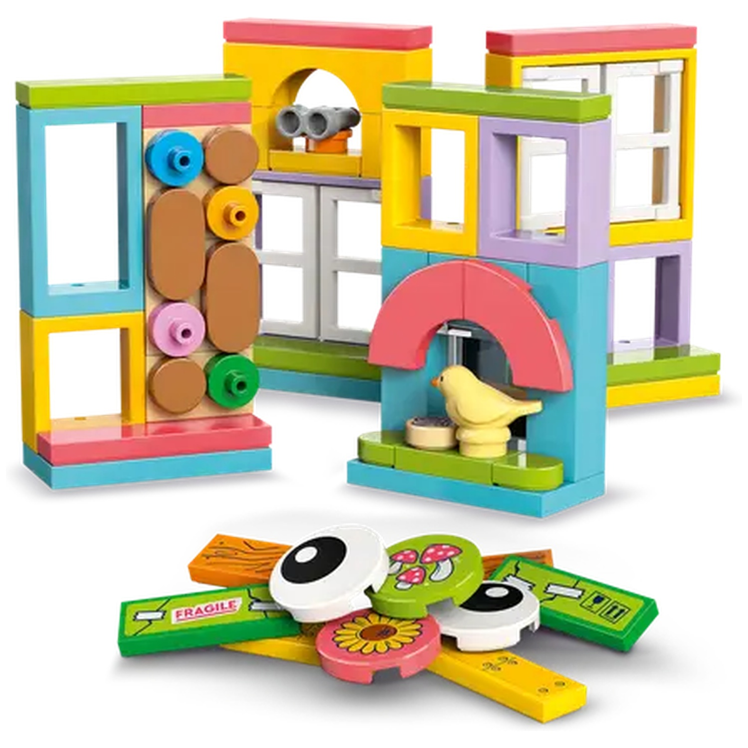 Blocs de construction jouets colorés avec un oiseau, des fenêtres et des éléments décoratifs. Diverses formes, dont des cercles, des rectangles et des arches.