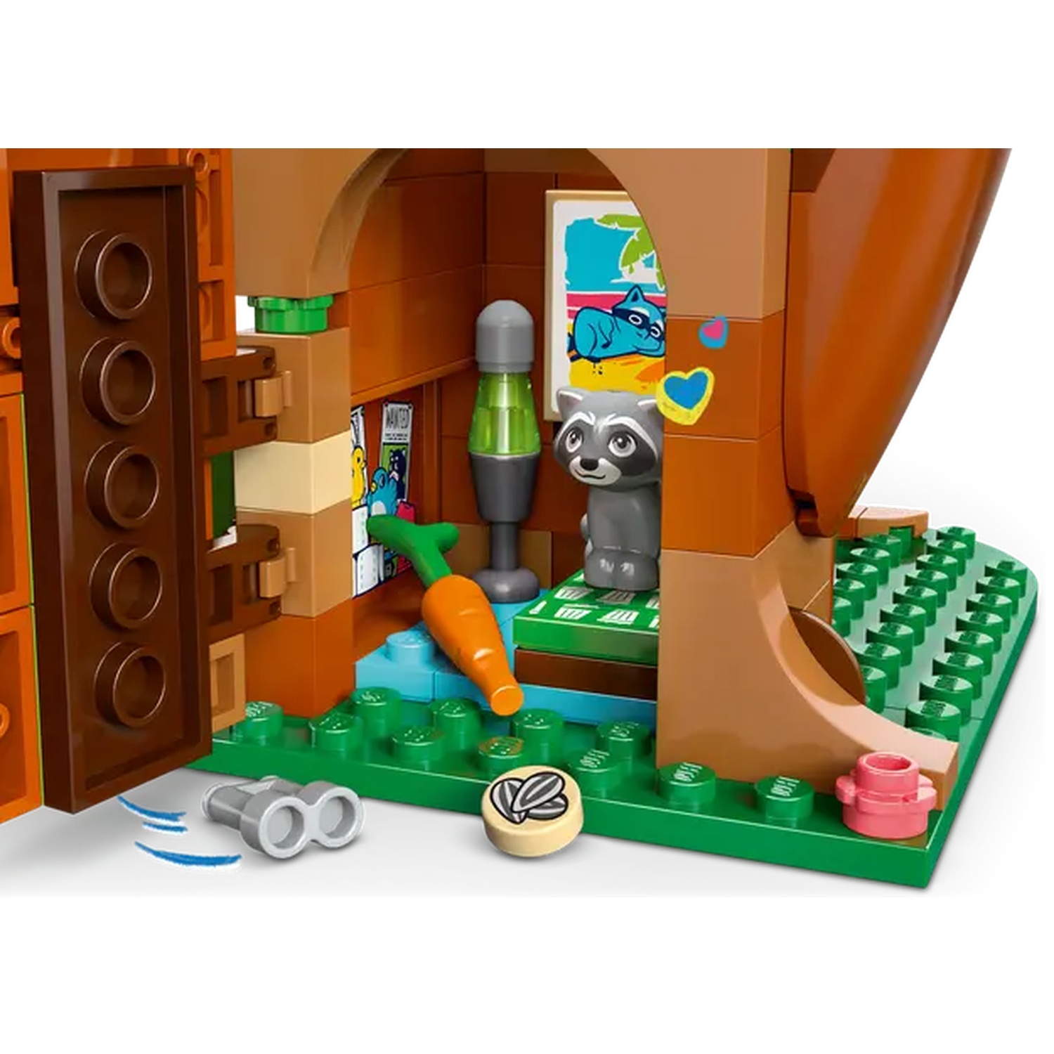 Une scène Lego montre un intérieur de cabane dans les arbres avec une figurine de raton laveur, une carotte, des jumelles et une affiche. Il a des plaques de base vertes.