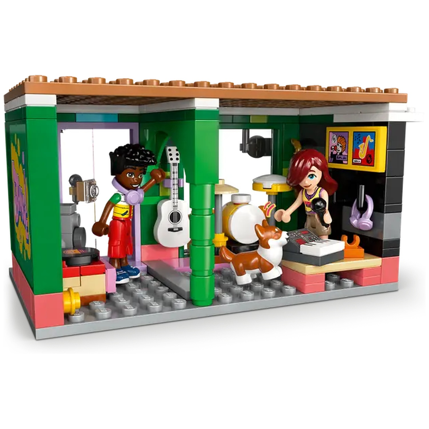 Lego set met een muziekstudio. Twee figuren, een hond, een drumstel, een keyboard en een gitaar zijn aanwezig in de studio.