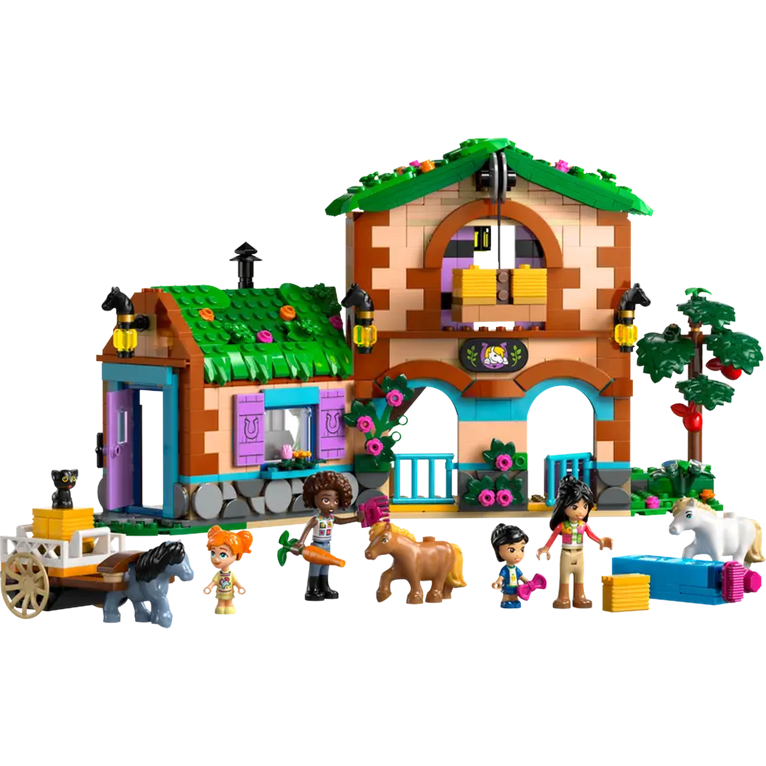 Lego Friends set. Inclusief gebouwen, figuren, paarden, een kar en een boom. Gebouwen hebben groene daken en roze bloemen.