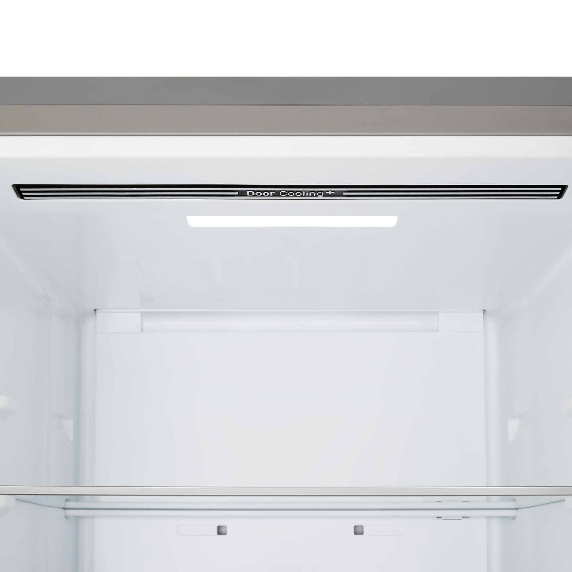 Interior de un refrigerador. Arriba dice 'Door Cooling+'. Interior blanco con un estante.