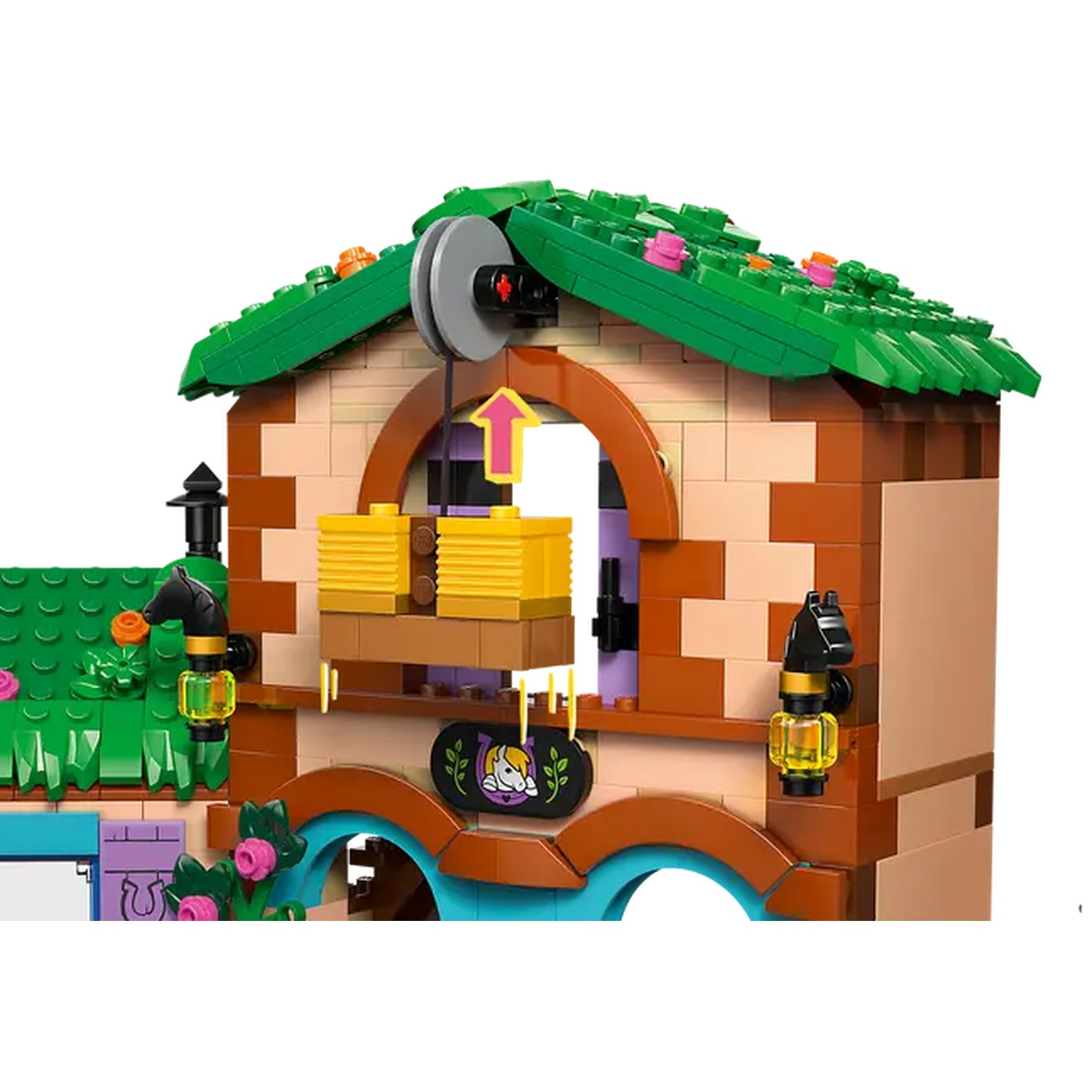 Een Lego-constructie met een groen dak, gele blokken en een pijl omhoog. Er zijn ook details zoals bloemen en een hoefijzerbord.