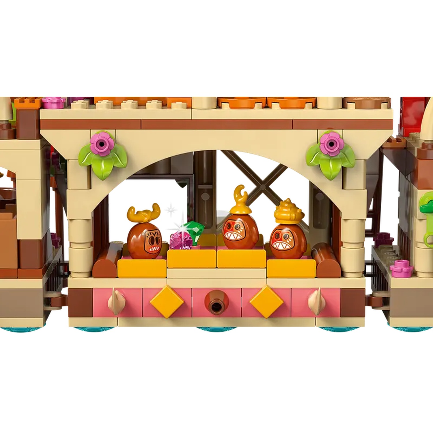 Une structure Lego avec des arches. Trois personnages bruns et caricaturaux sont assis sur une étagère. Les couleurs rose et marron dominent le design du bâtiment.