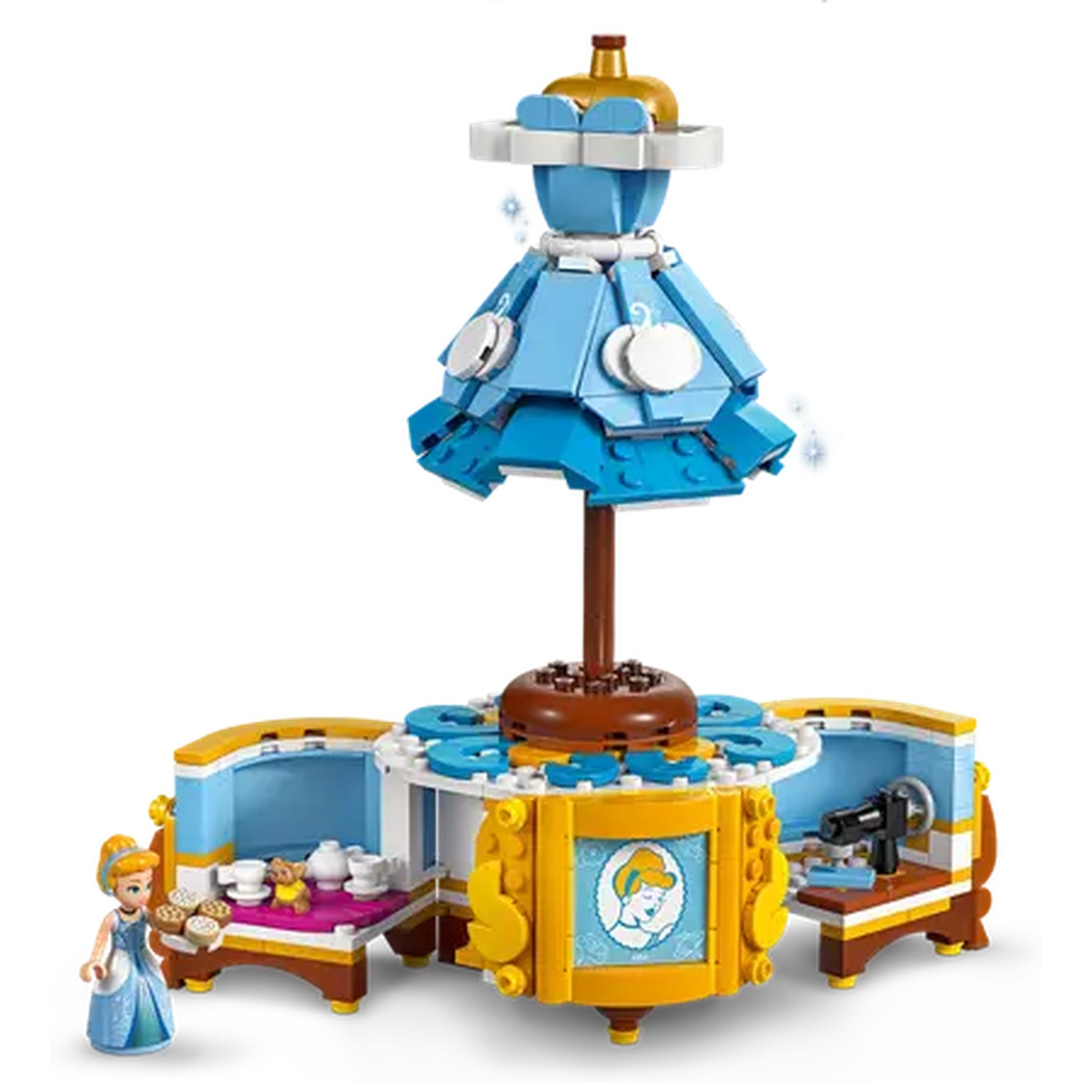 Een Lego-set met Assepoester. Het bevat een blauwe jurk, een minifiguur, een naaimachine, een theeset en een portret van Assepoester.