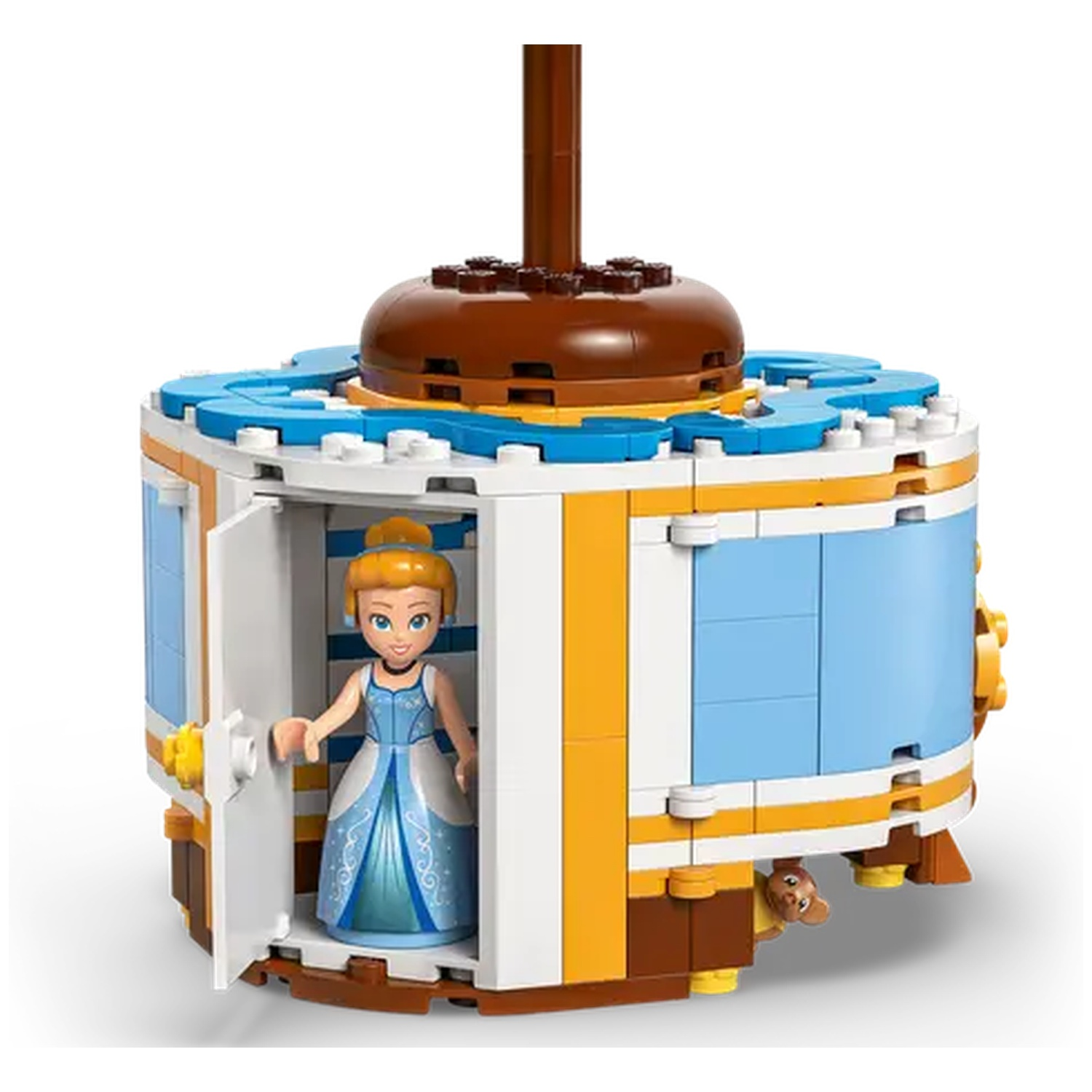 Een Lego-set toont Assepoester in een blauwe jurk. Een bruine bovenkant en een muis kijken naar buiten. De set is wit, blauw, geel en bruin.