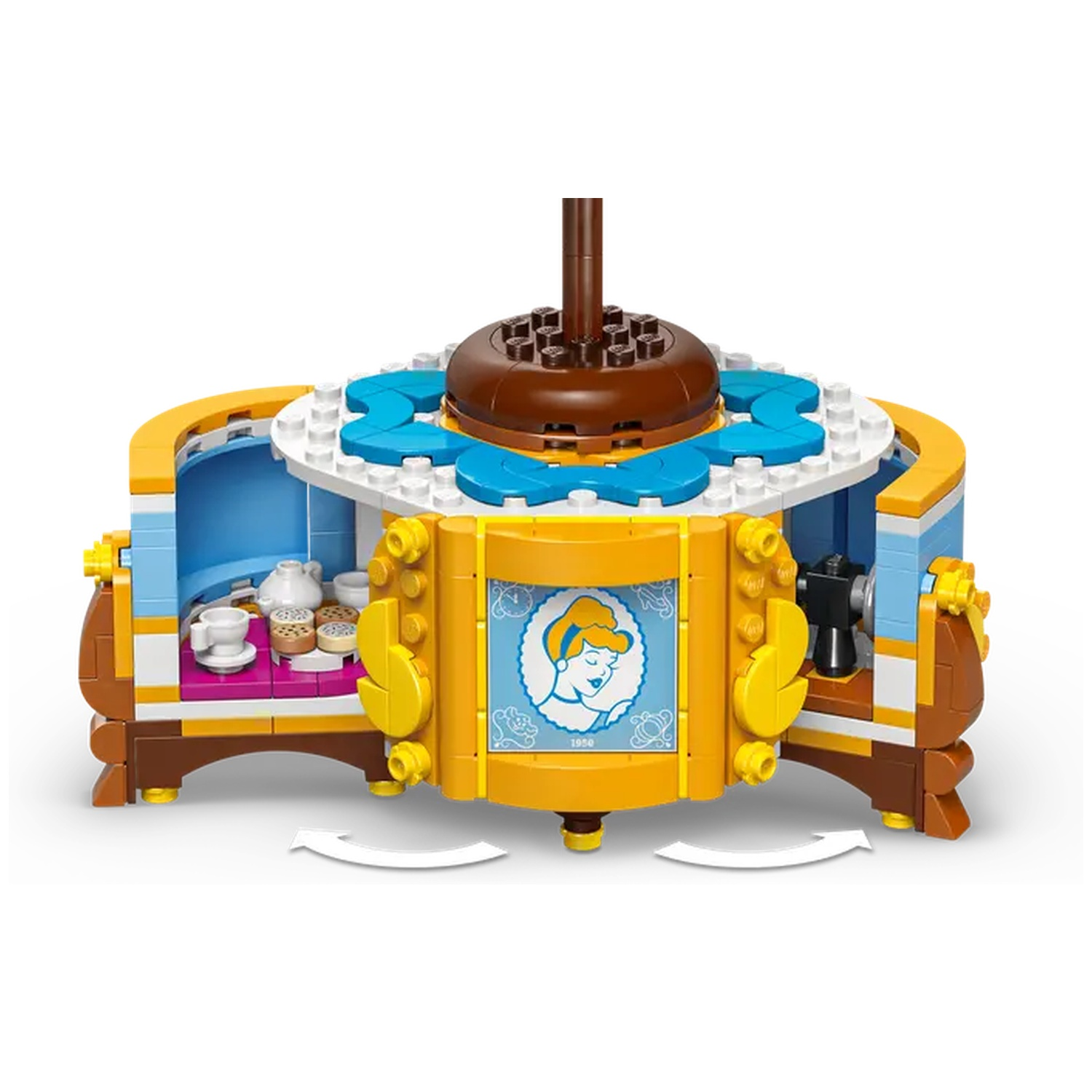 Een Lego Assepoester carrousel. Het heeft gele, blauwe en bruine componenten met Assepoester's afbeelding. Binnenin zijn kopjes en theepotten zichtbaar.