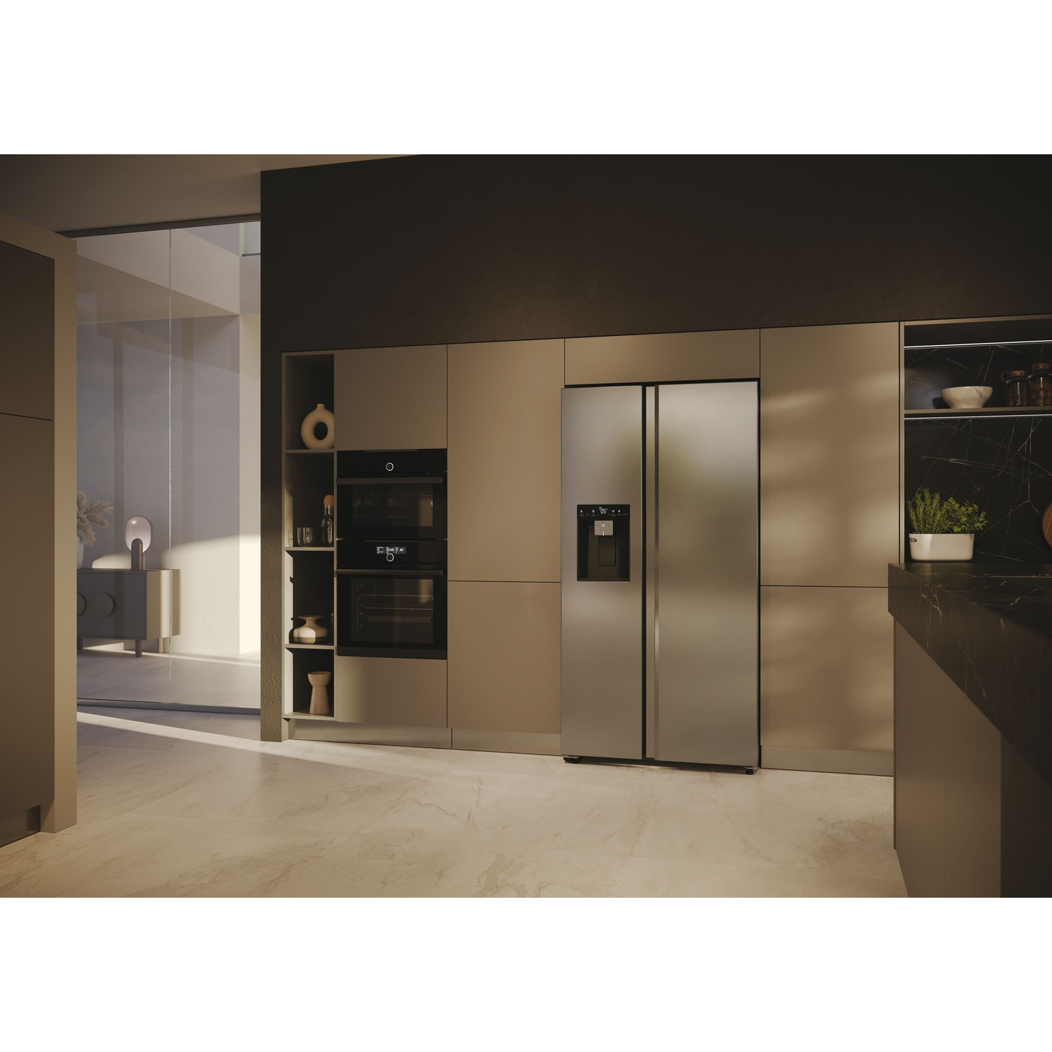 Una cucina moderna con un frigorifero in acciaio inossidabile, forni a incasso e un piano di lavoro scuro. Armadi e pavimenti beige.
