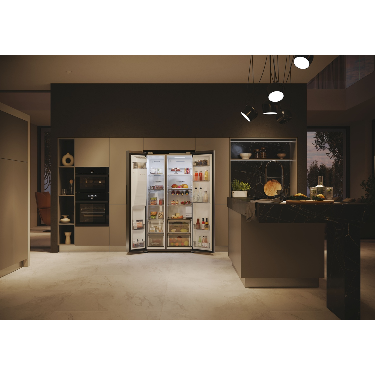 Una cucina moderna con un frigorifero aperto pieno di cibo. Piani di lavoro e armadi scuri. Le luci a soffitto illuminano lo spazio.